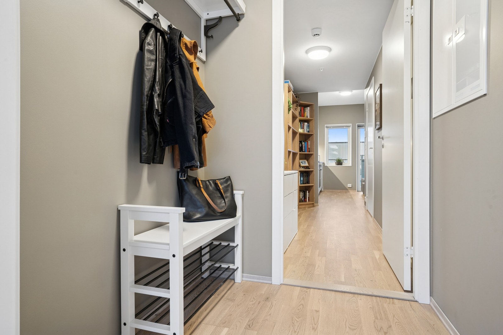 Gang/entre på 2 kvm, separert med dør fra resten av leiligheten. Galleribilde