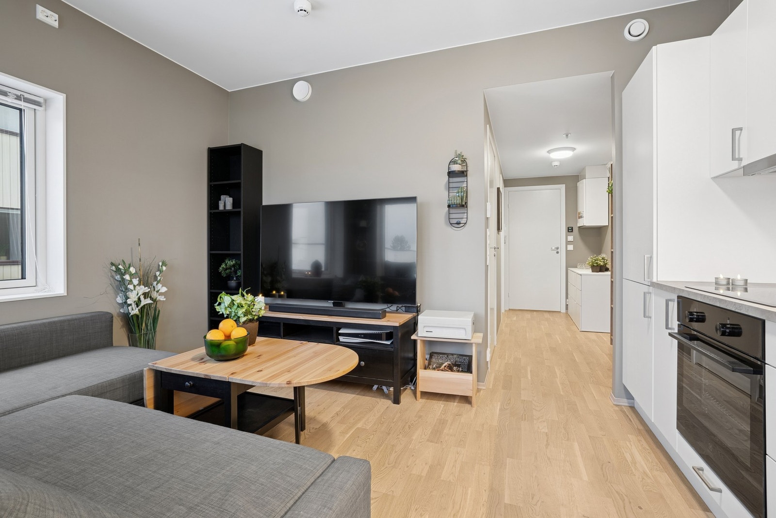 Lys stue-/kjøkkenløsning, med moderne fargevalg på vegger og gulvvarme. Galleribilde