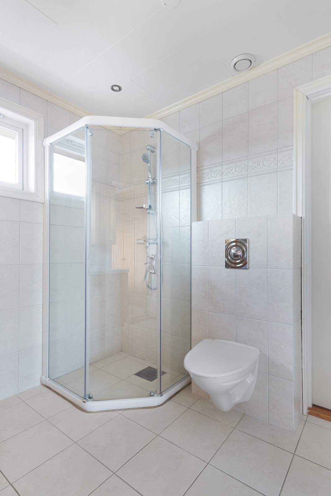 Badet inneholder dusj, vegghengt toalett og baderomsinnredning med speil og oppbevaring. Galleribilde