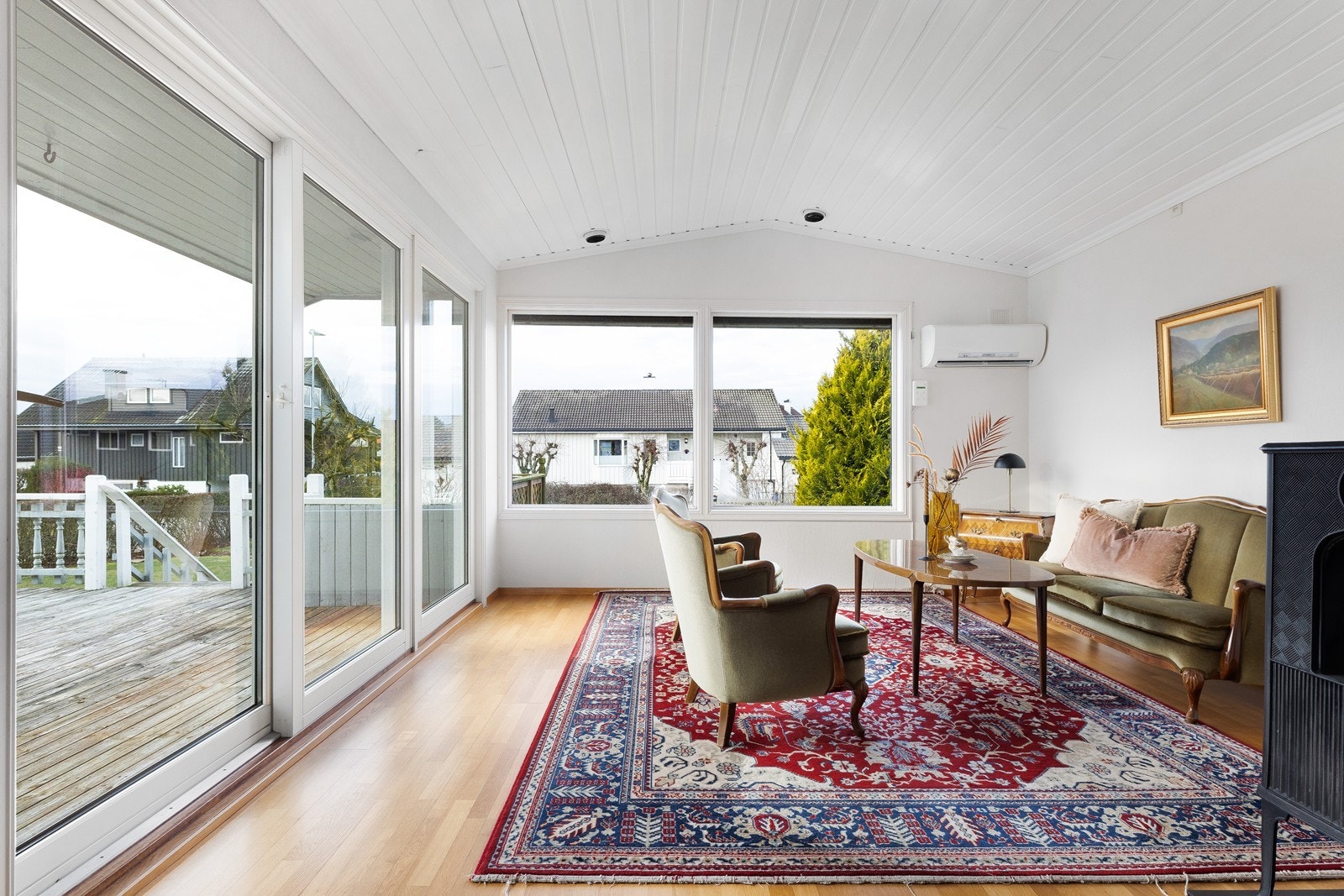 Stue med skyvedør ut til terrasse og uteområde. Galleribilde