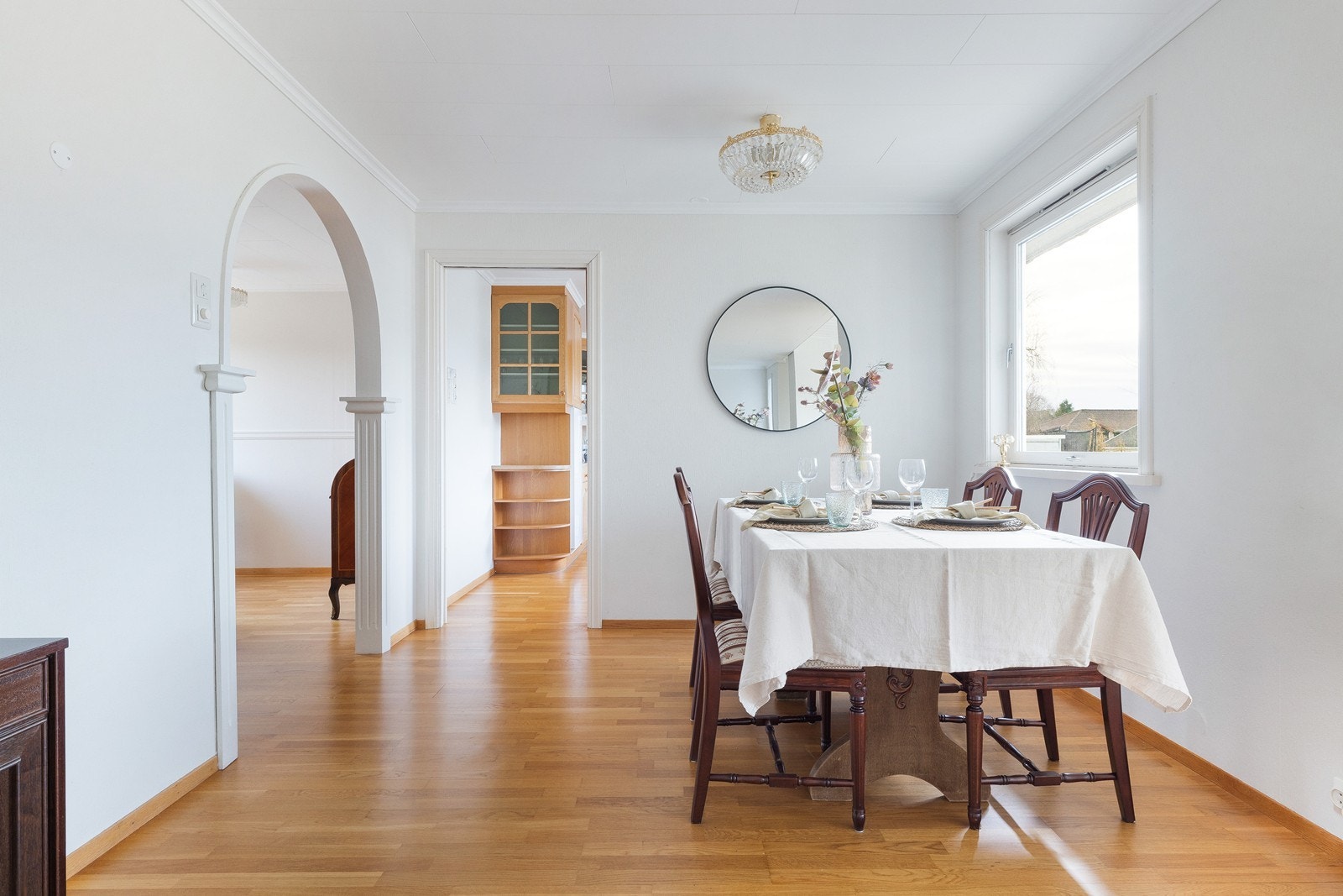 Naturlig plass til stort spisebord i forbindelse med kjøkken. Galleribilde