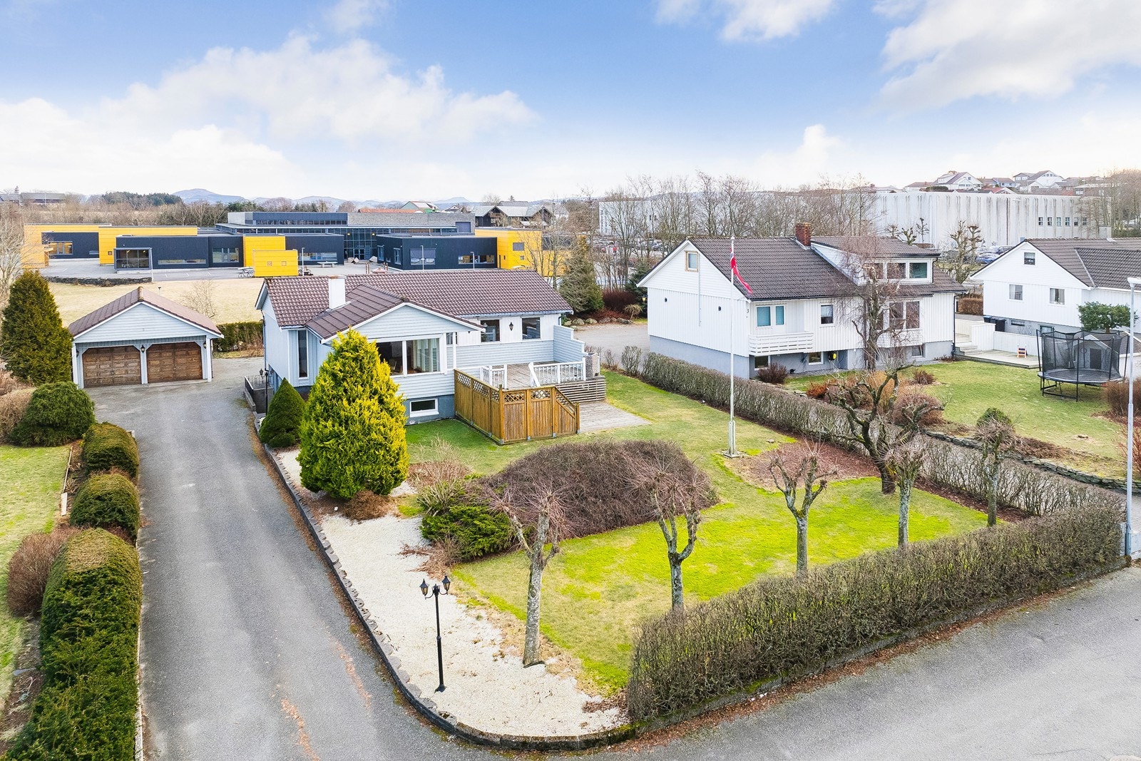 Eiendommen ligger fint til nær barne- og ungdomsskole, idrettsanlegg, idrettshall, svømmehall og barnehage. Galleribilde