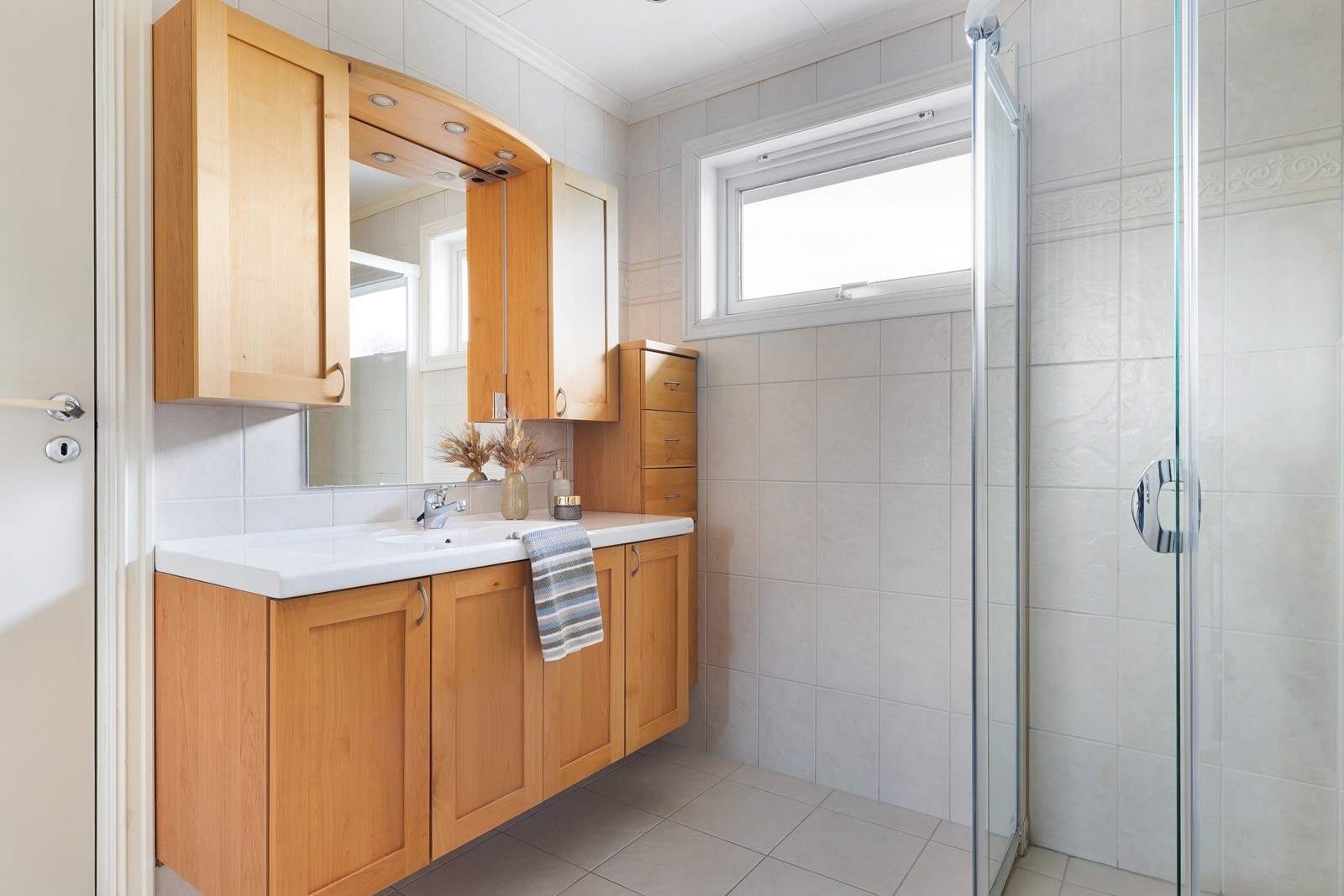 Bad med fliser på gulv og vegg. Varmekabler i gulv Galleribilde