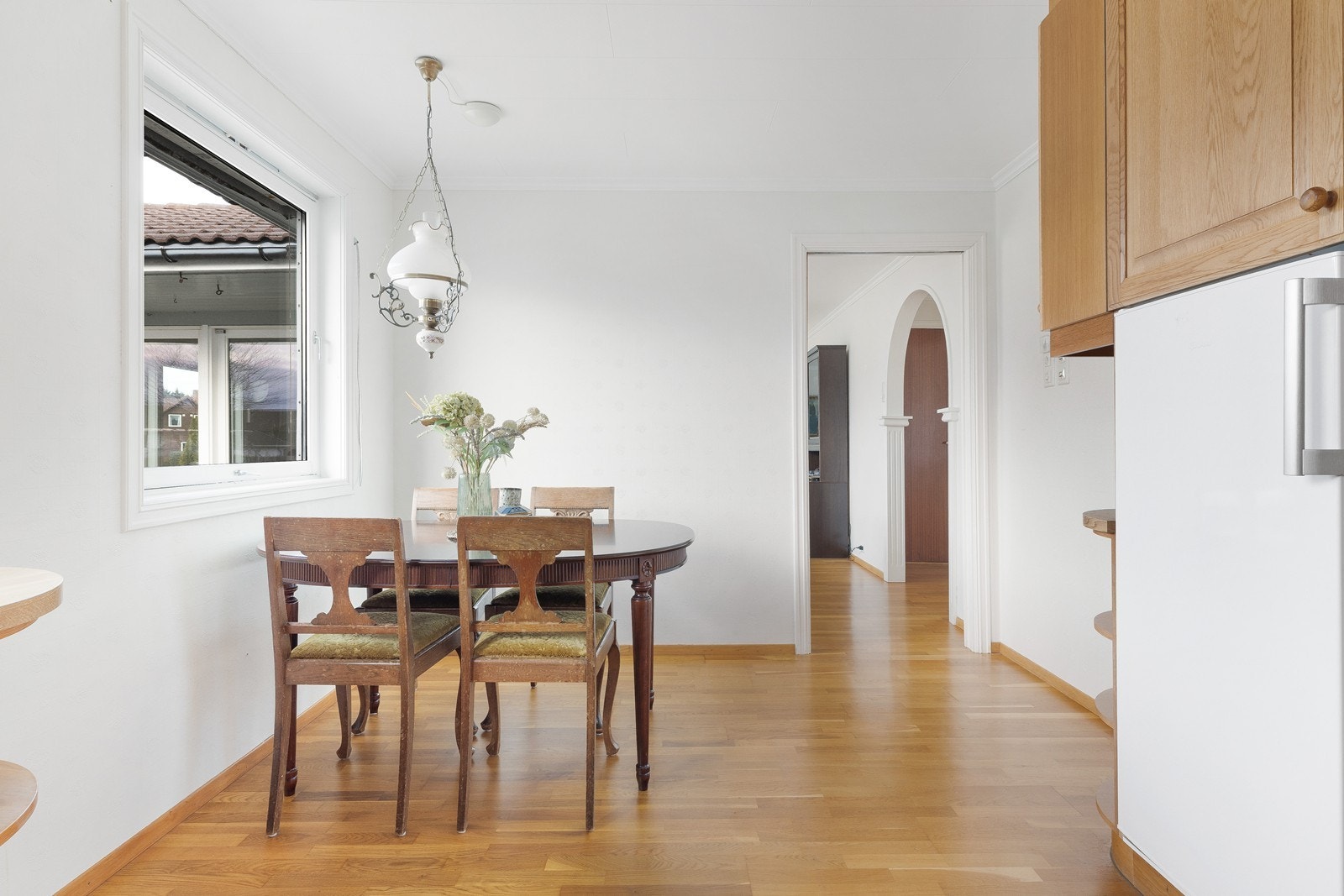 Kjøkken med plass til kjøkkenbord - skyvedør ut til stue. Galleribilde