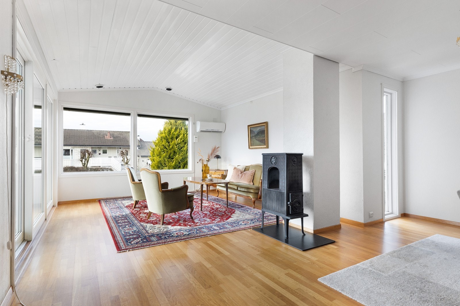 Som oppvarming er det ildsted/vedovn og varmepumpe. Galleribilde