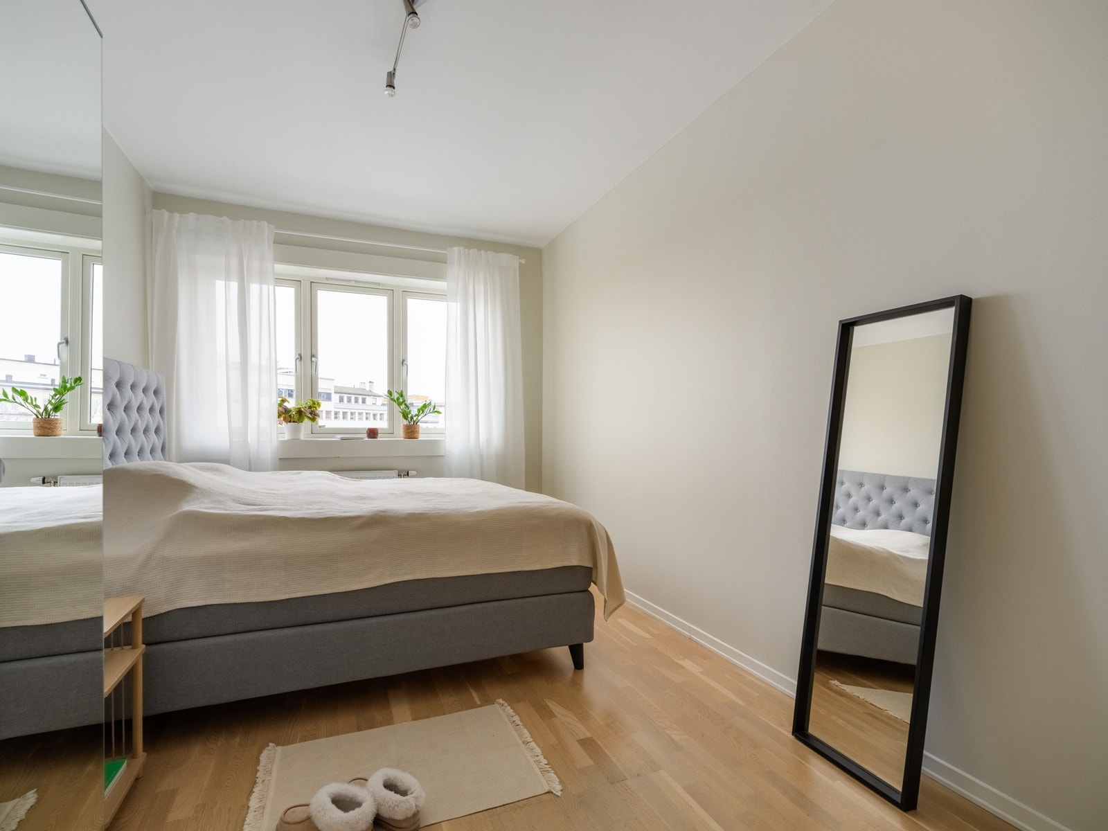 Er ikke speil inntil veggen helt din greie? Da kan du heller ha en kommode eller skrivepult her. Galleribilde