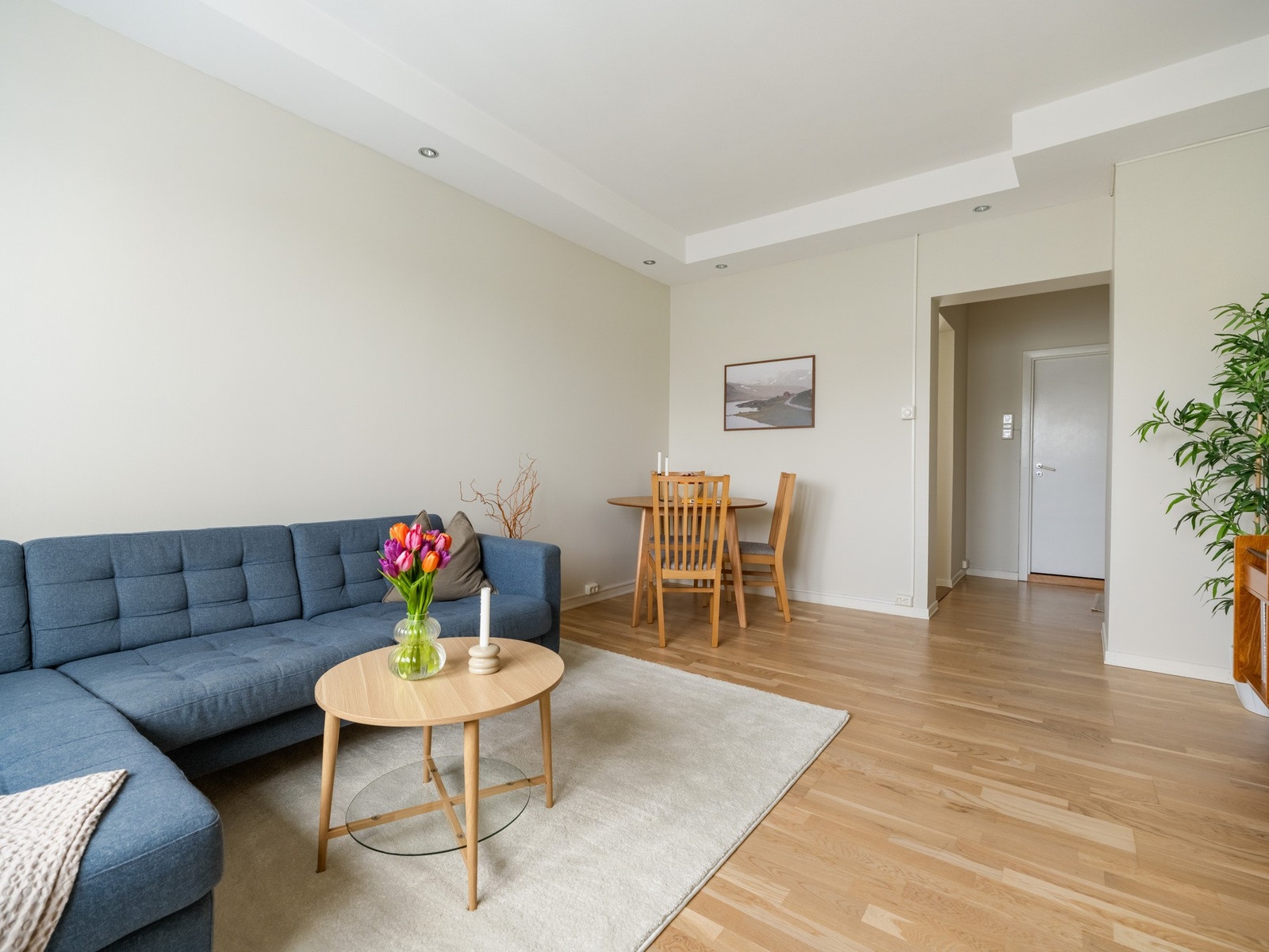 Som tidligere nevnt, er det plass til både sofagruppe og spisebord. Galleribilde