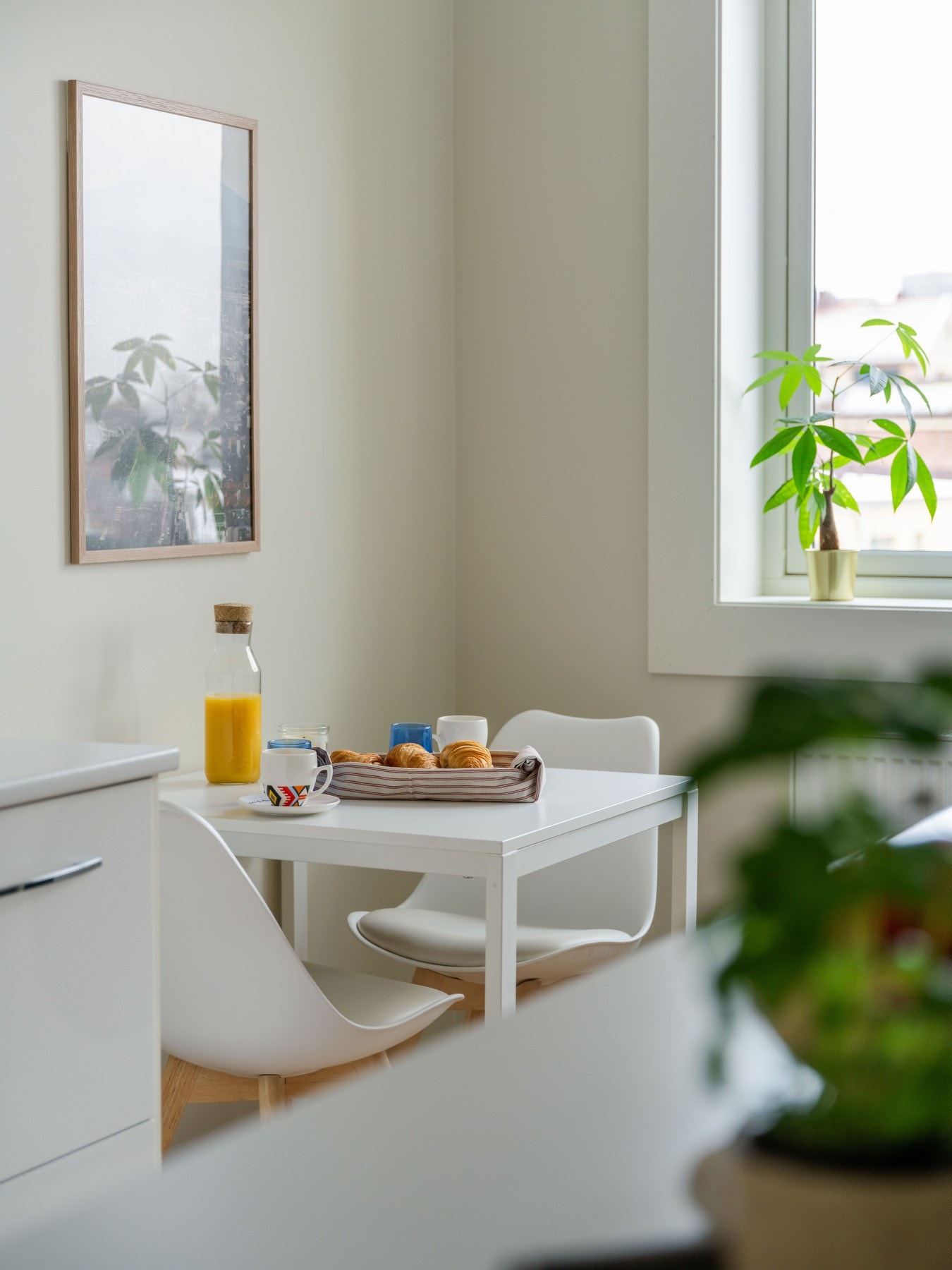 Frokosten kan nytes ved vinduet. Her er det nemlig plass til spisebord. Galleribilde