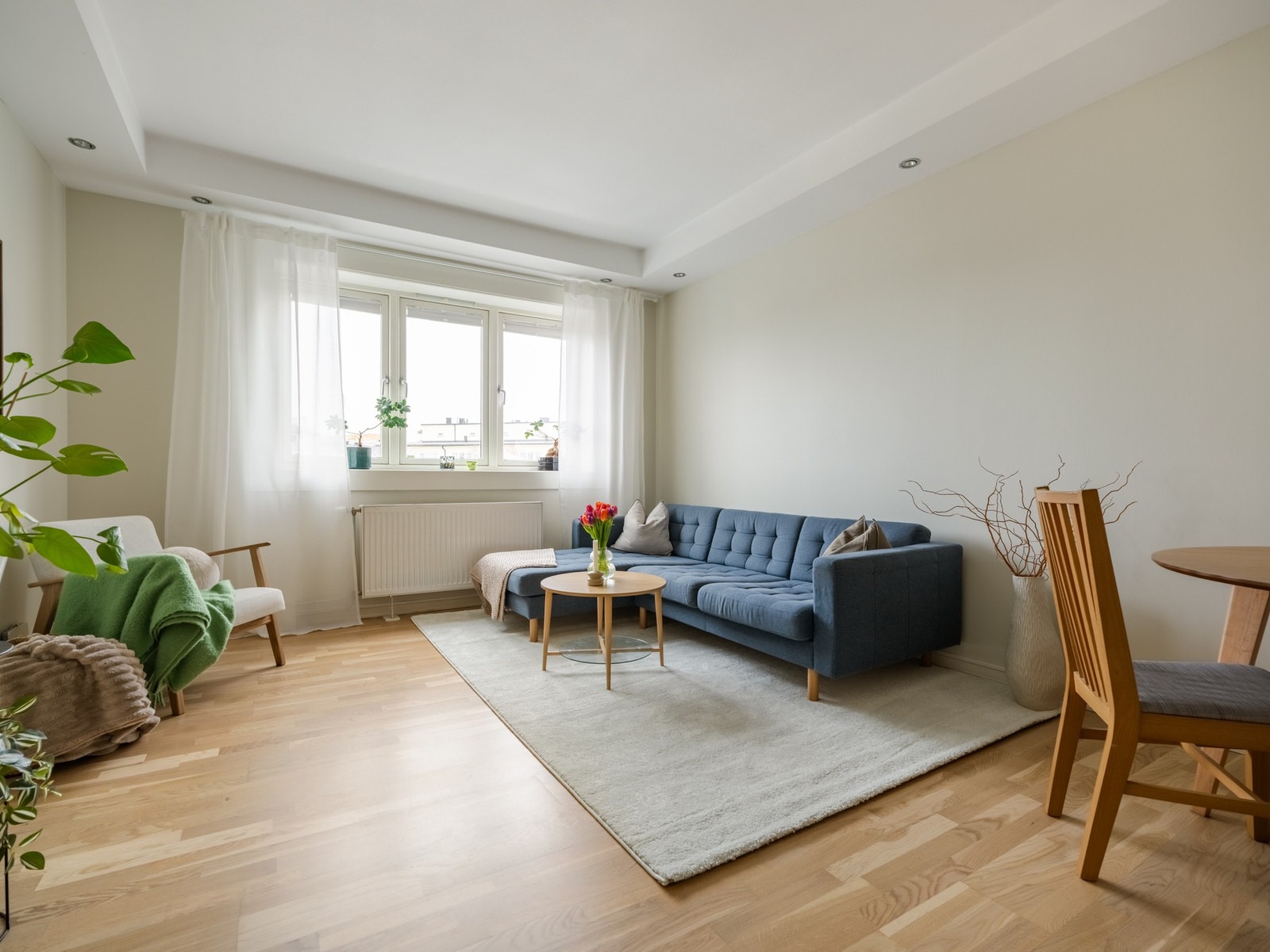 Stuen er et naturlig sted å fortsette. Her er er det bra med plass til både større sofagruppe og spisebord. Galleribilde