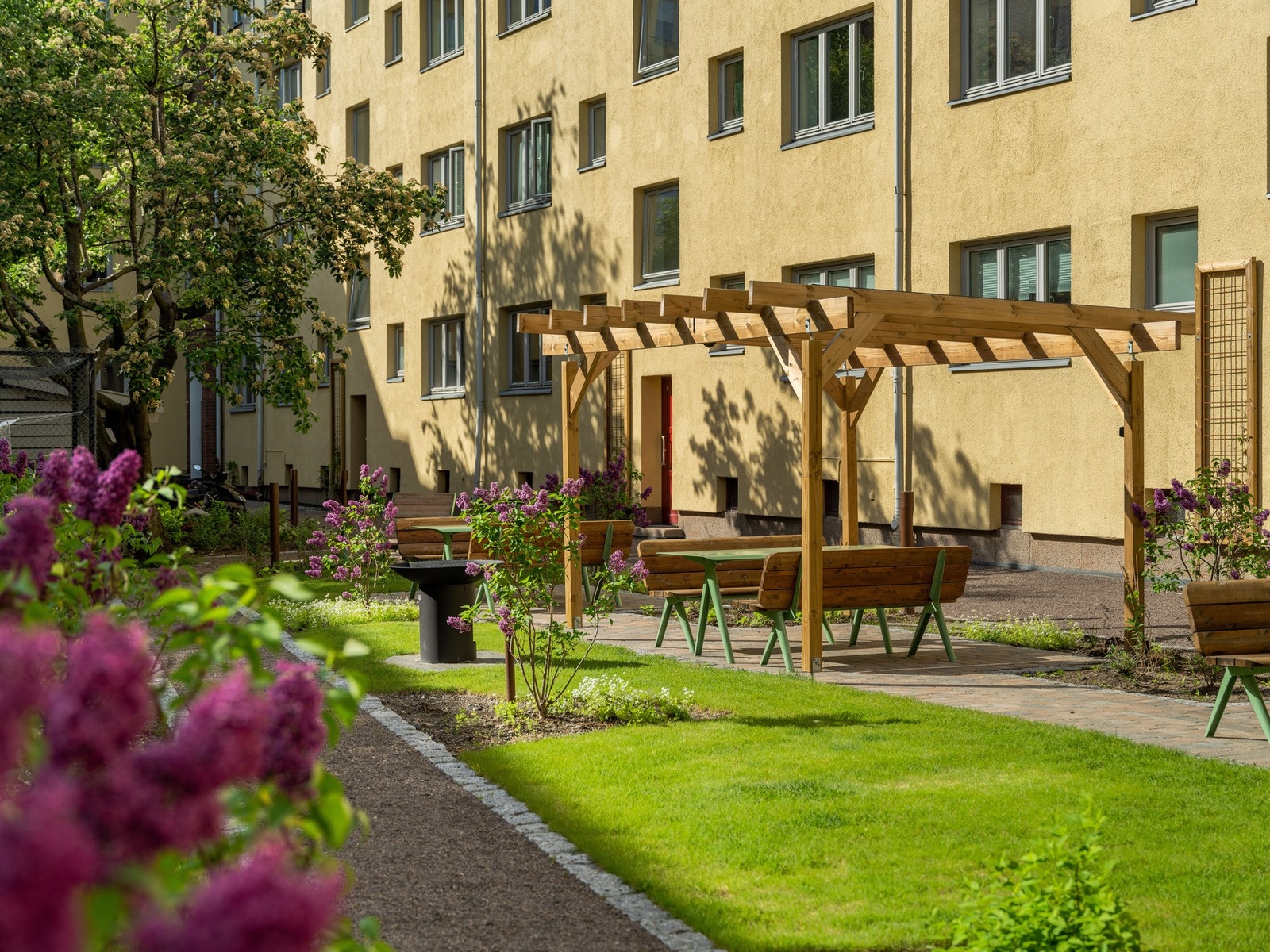 Du har tilgang på totalt to bakgårdsrom, i tillegg til en stor forgård. Galleribilde