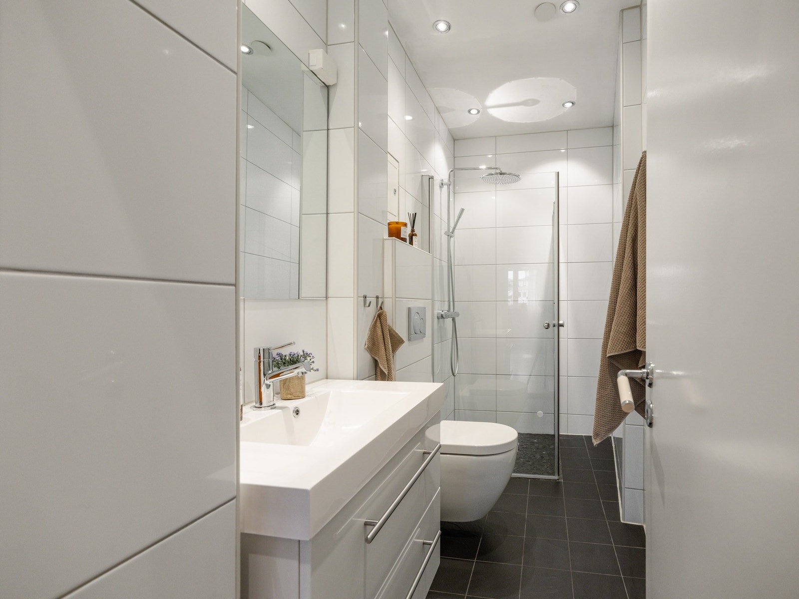 Herfra er også det pent flislagte badet, som ble pusset opp i 2015 i regi av tidligere eier. Galleribilde