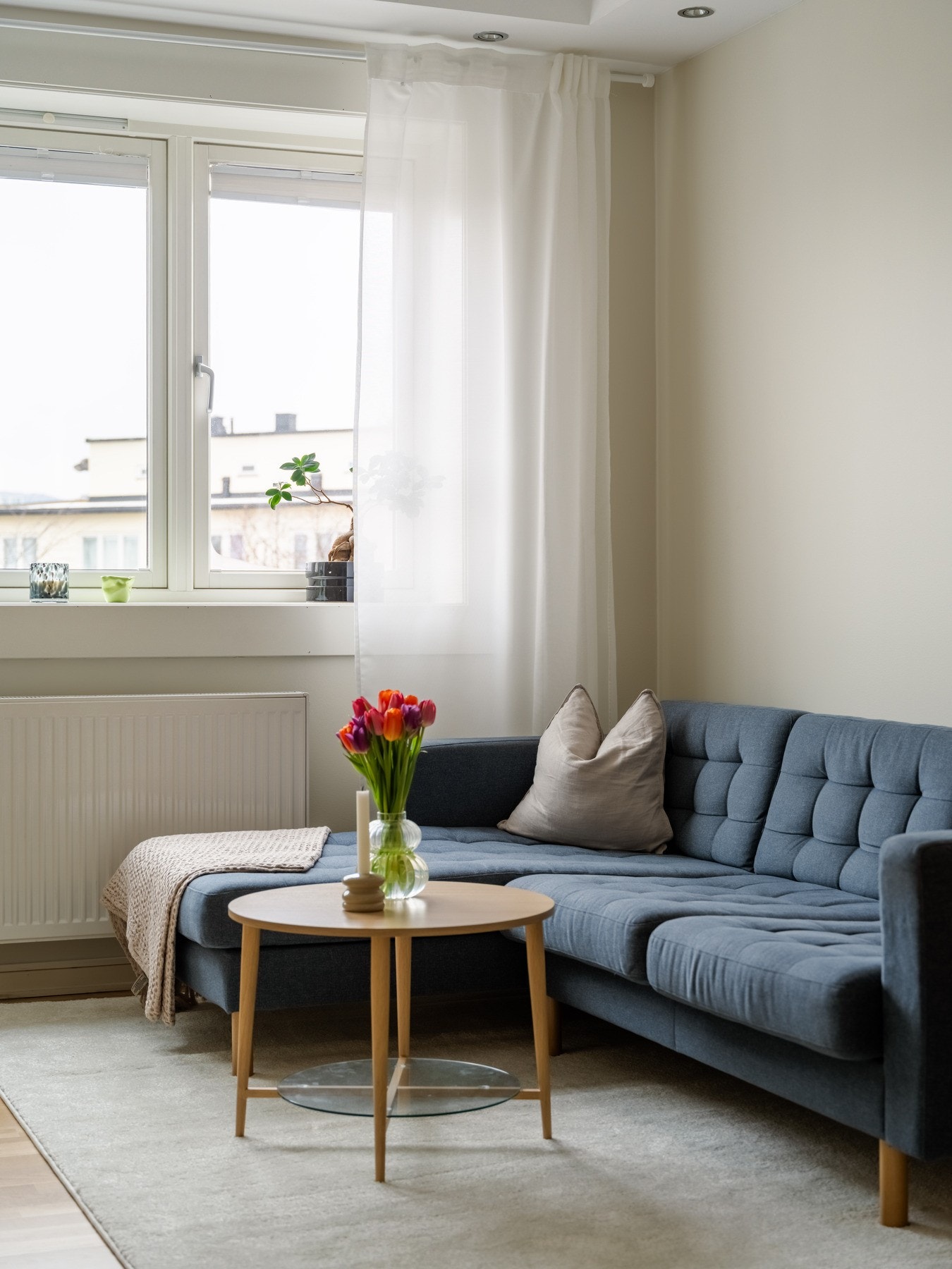 De store vindusflatene (isoleringsvinduer som var nye i 2017) slipper inn rikelig med dagslys. Galleribilde