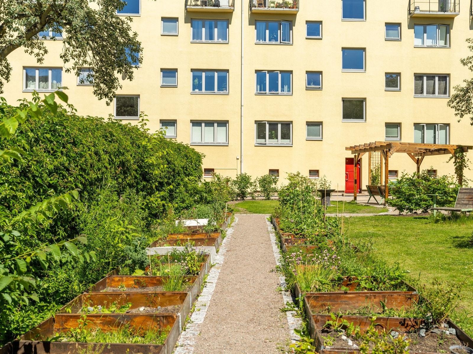 Det er satt opp plantekasser i begge gårdsrom for beboerne med grønne fingre. Galleribilde