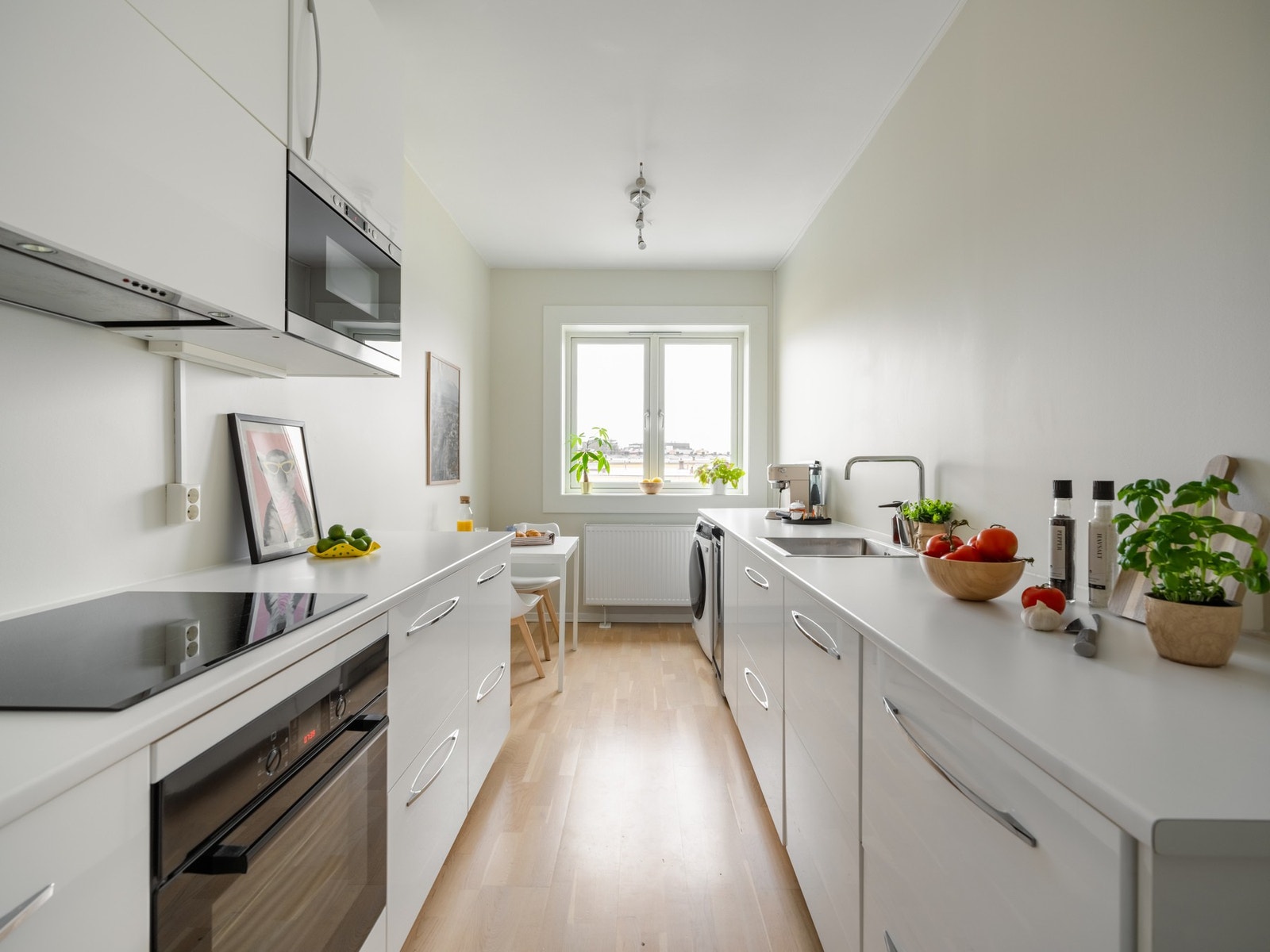 Dette er en gjennomgående og lys 2-roms toppleilighet i populære Folkvang Boligselskap. Galleribilde