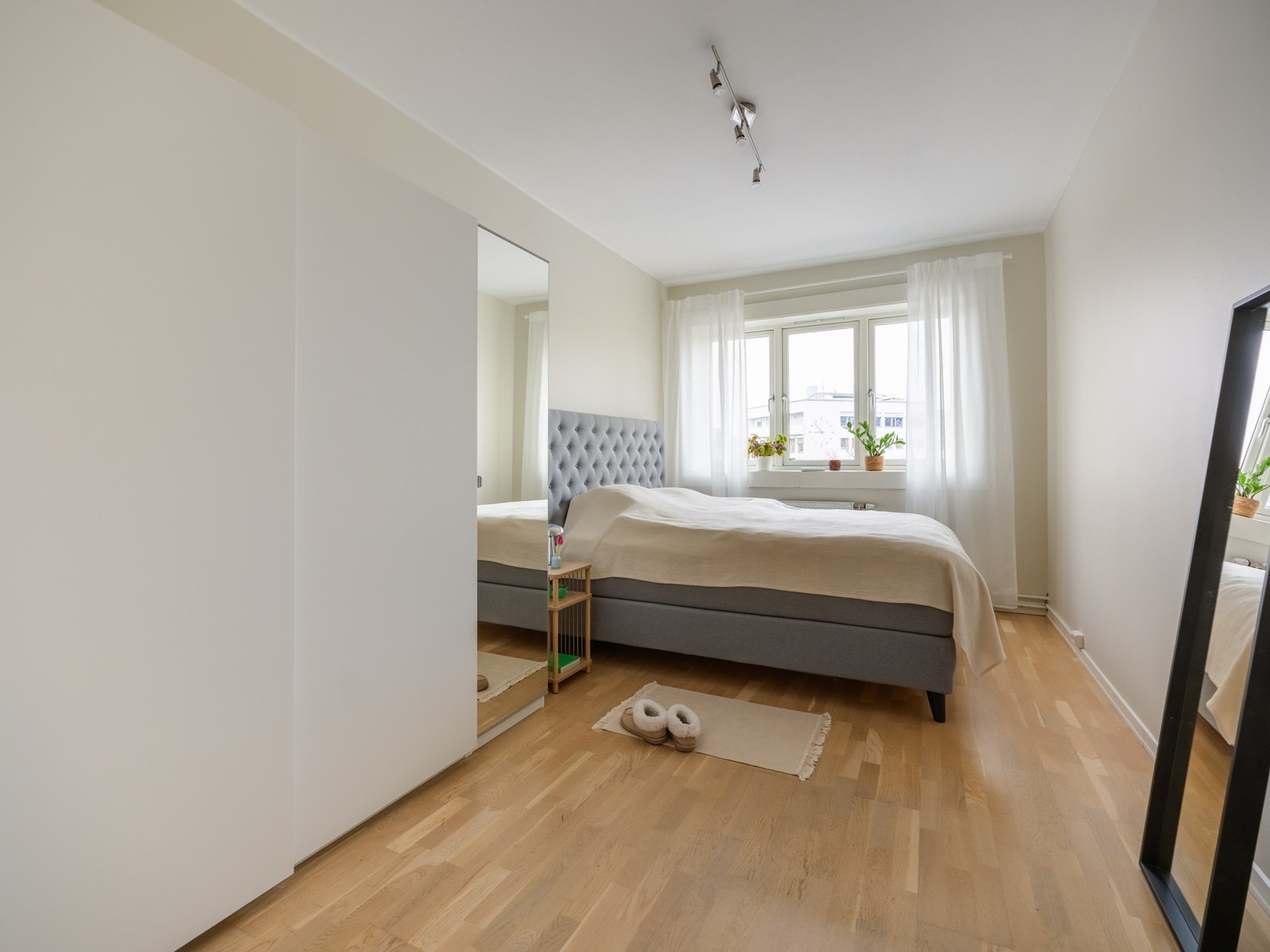 Nå begynner du sikkert å bli litt lei av at vi skriver at alle rom er store, men selv soverommet er av god størrelse. Det er målt til hele 14 kvm. Galleribilde