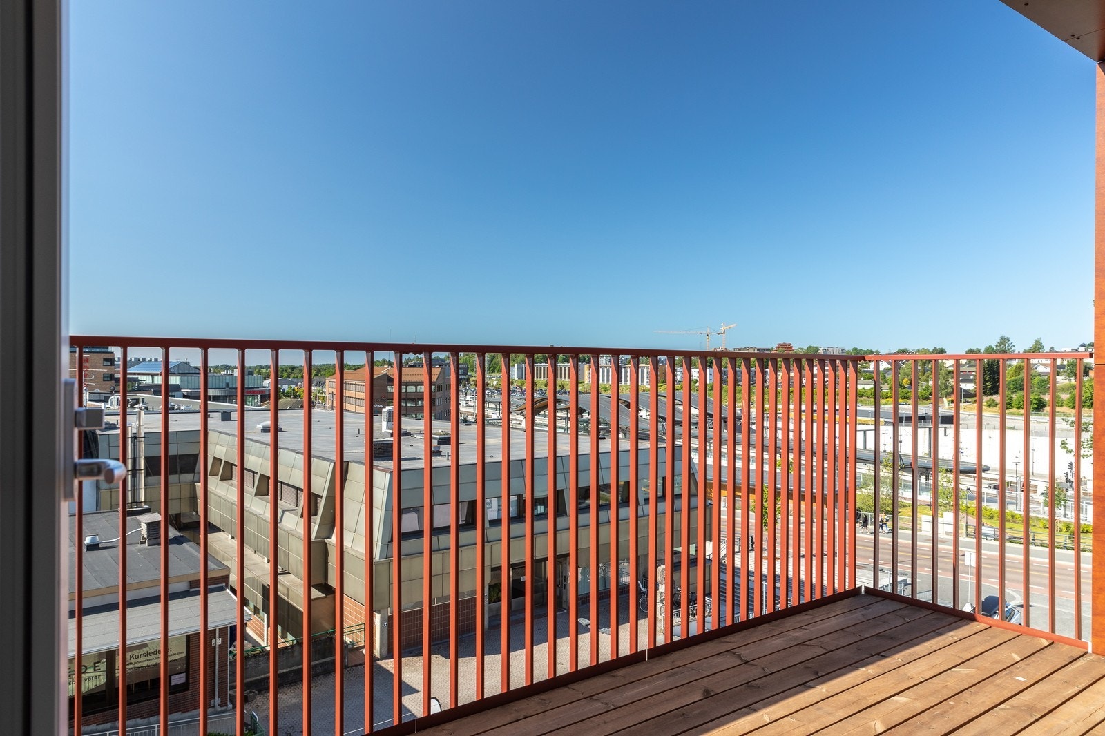 Luftig utsyn og ustikt fra balkong ved stuen. Galleribilde