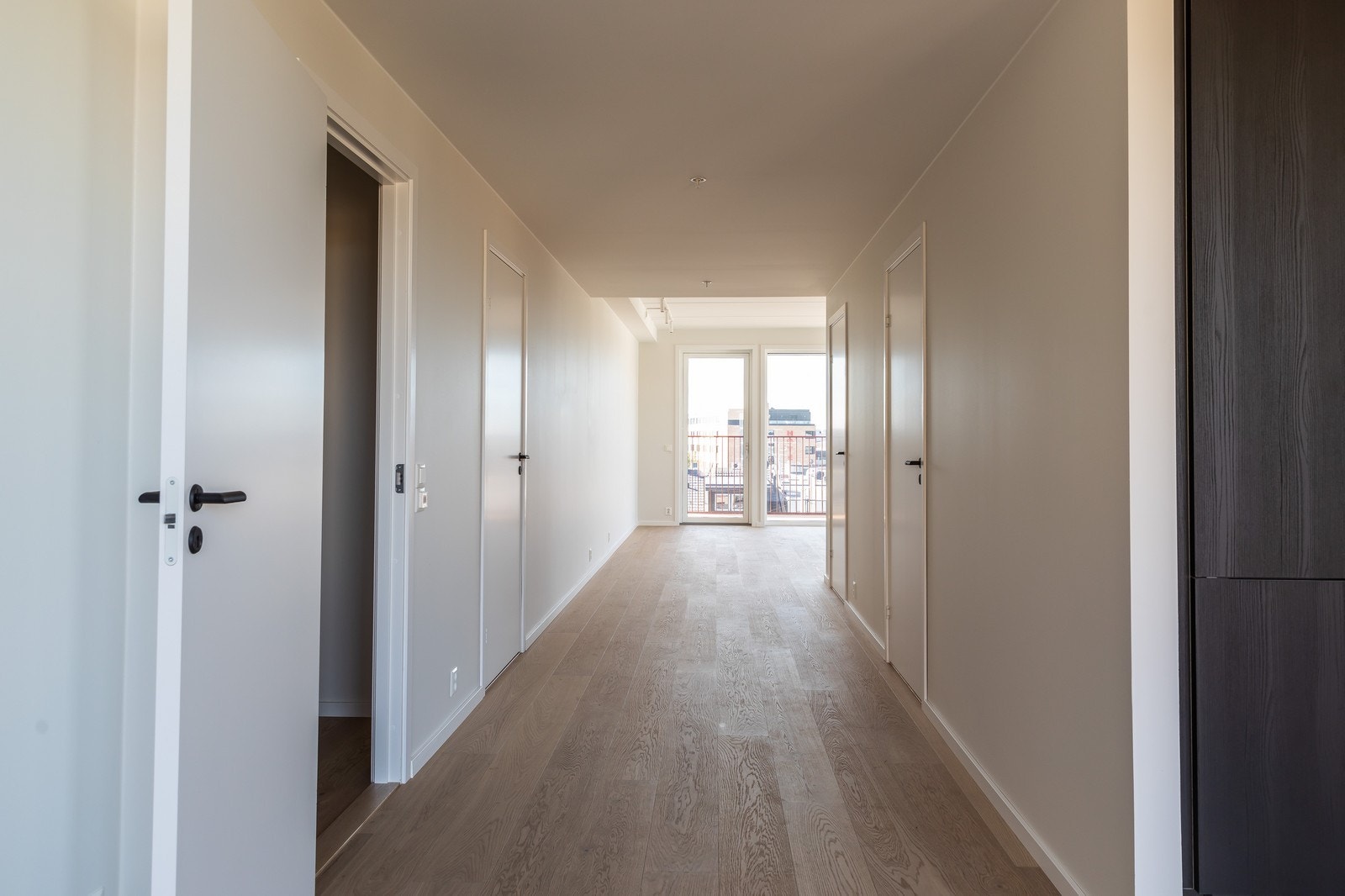 Mellomgang med aksess til alle rom mellom stue og kjøkken Galleribilde