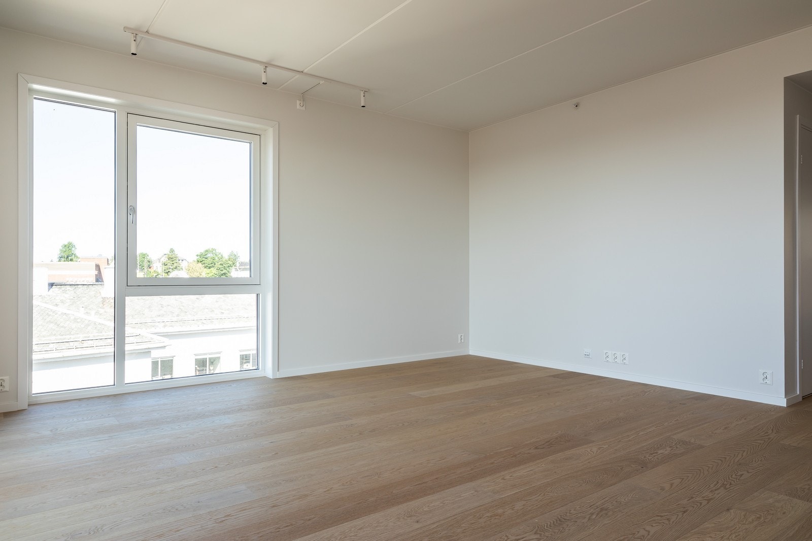 Svært romslig stue med store vindusflater Galleribilde