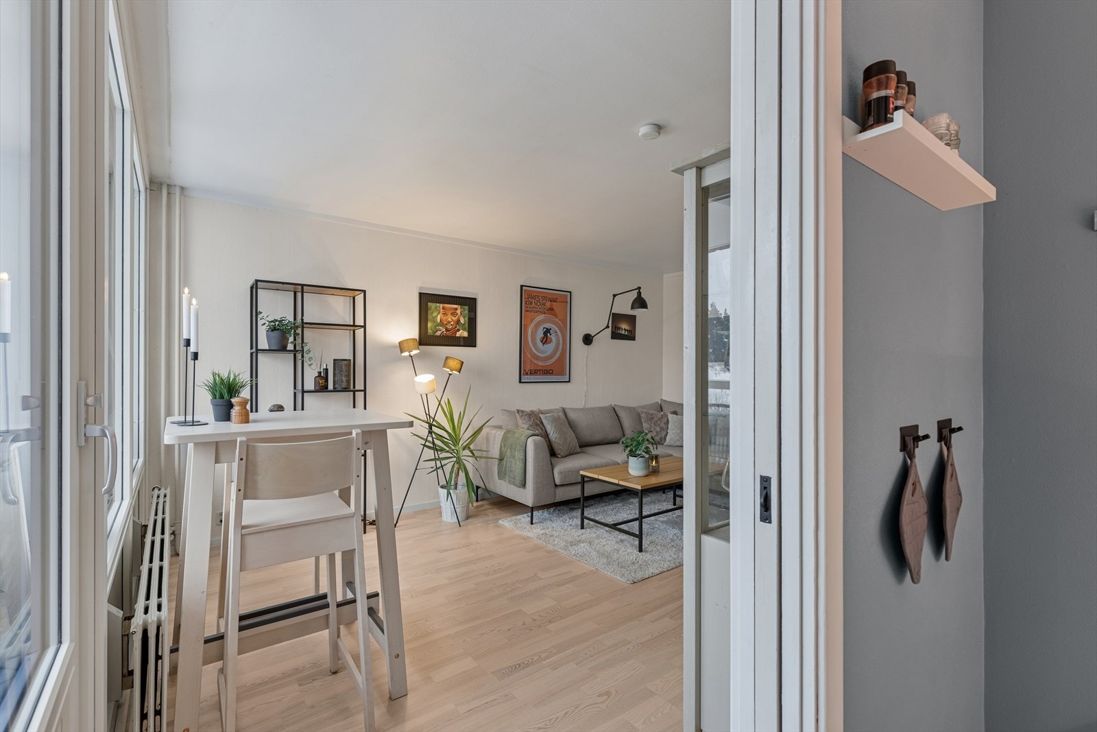 Fra stuen er det direkte adkomst til kjøkkenet. Galleribilde