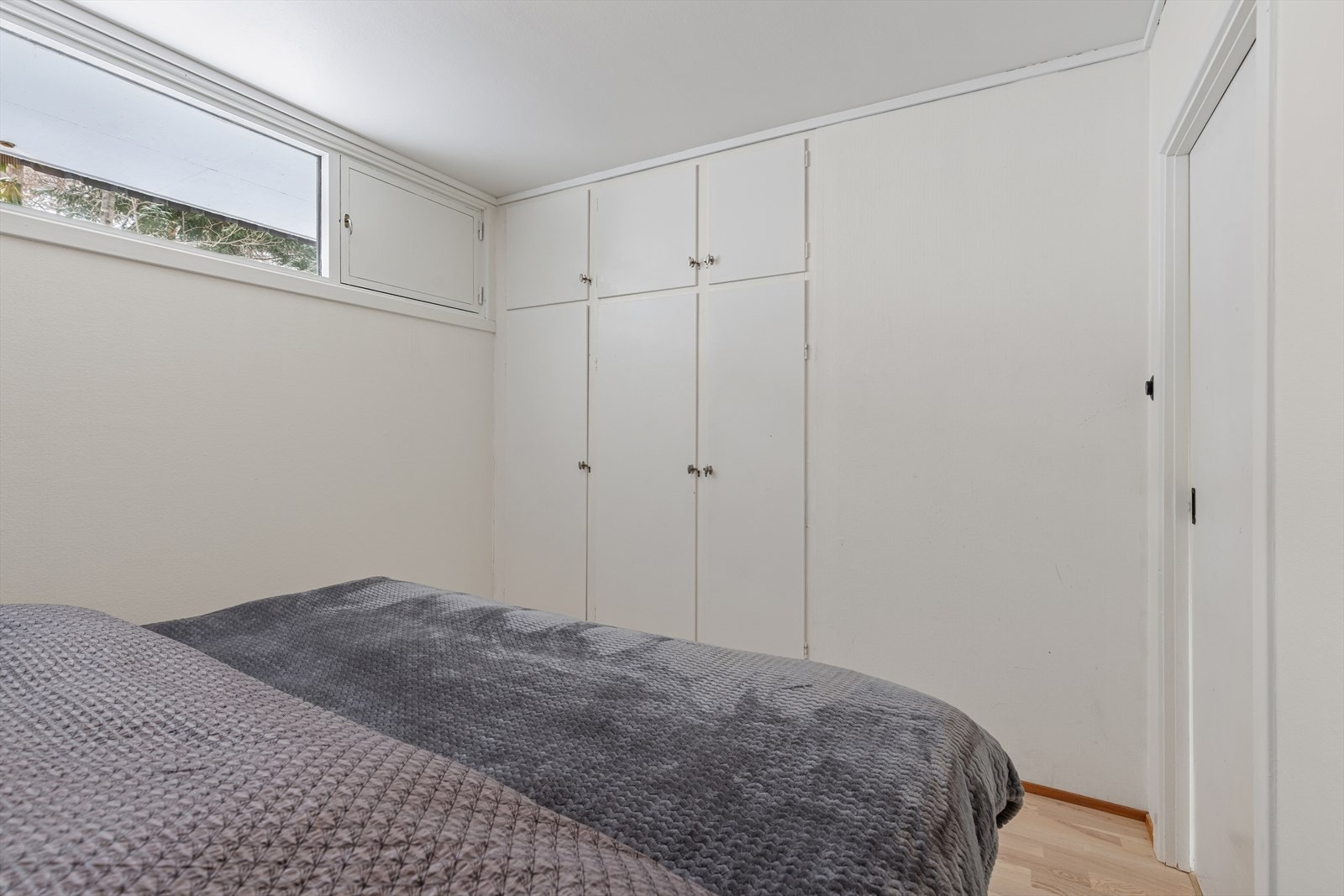 På soverommet får du god plass til oppbevaring i en plassbygd garderobeløsning. Galleribilde