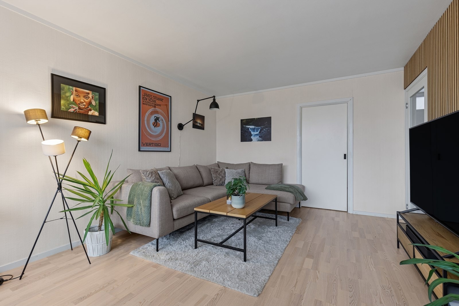 Sofagruppen og TV-kroken har en fin og praktisk plassering i stuen. Galleribilde