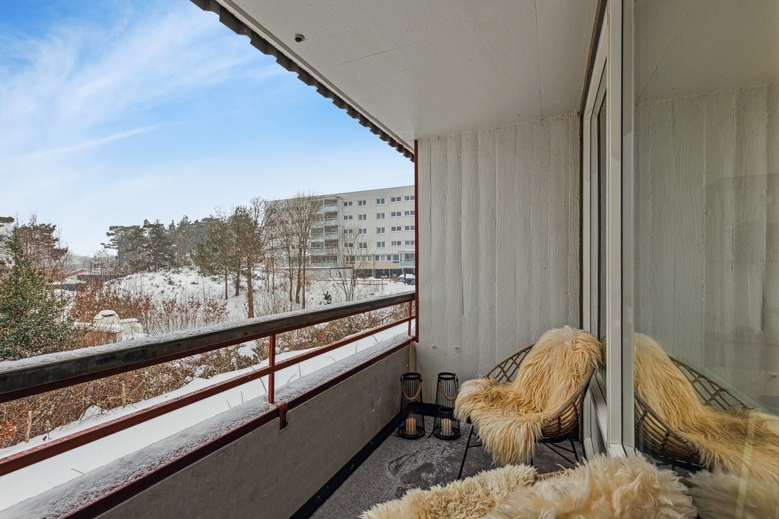 Balkongen har godt med plass til hagemøbler, og her kan du nyte mange solrike timer. Galleribilde