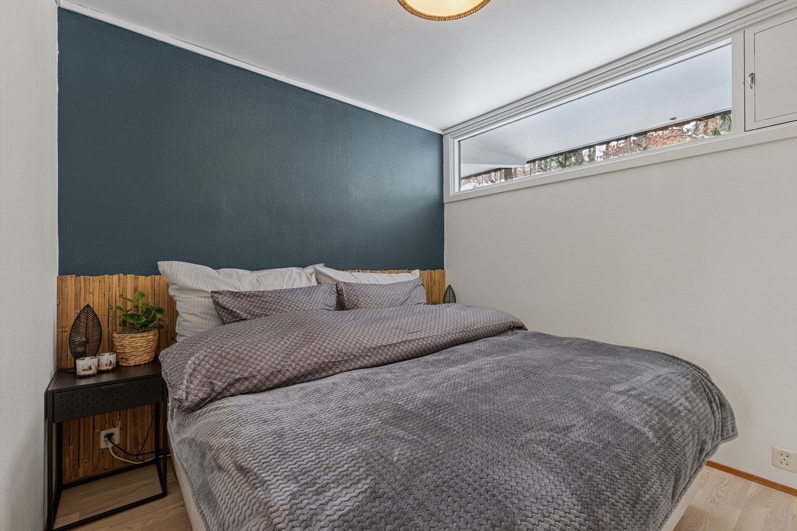 Soverom med god plass til seng og tilhørende møbler. Galleribilde