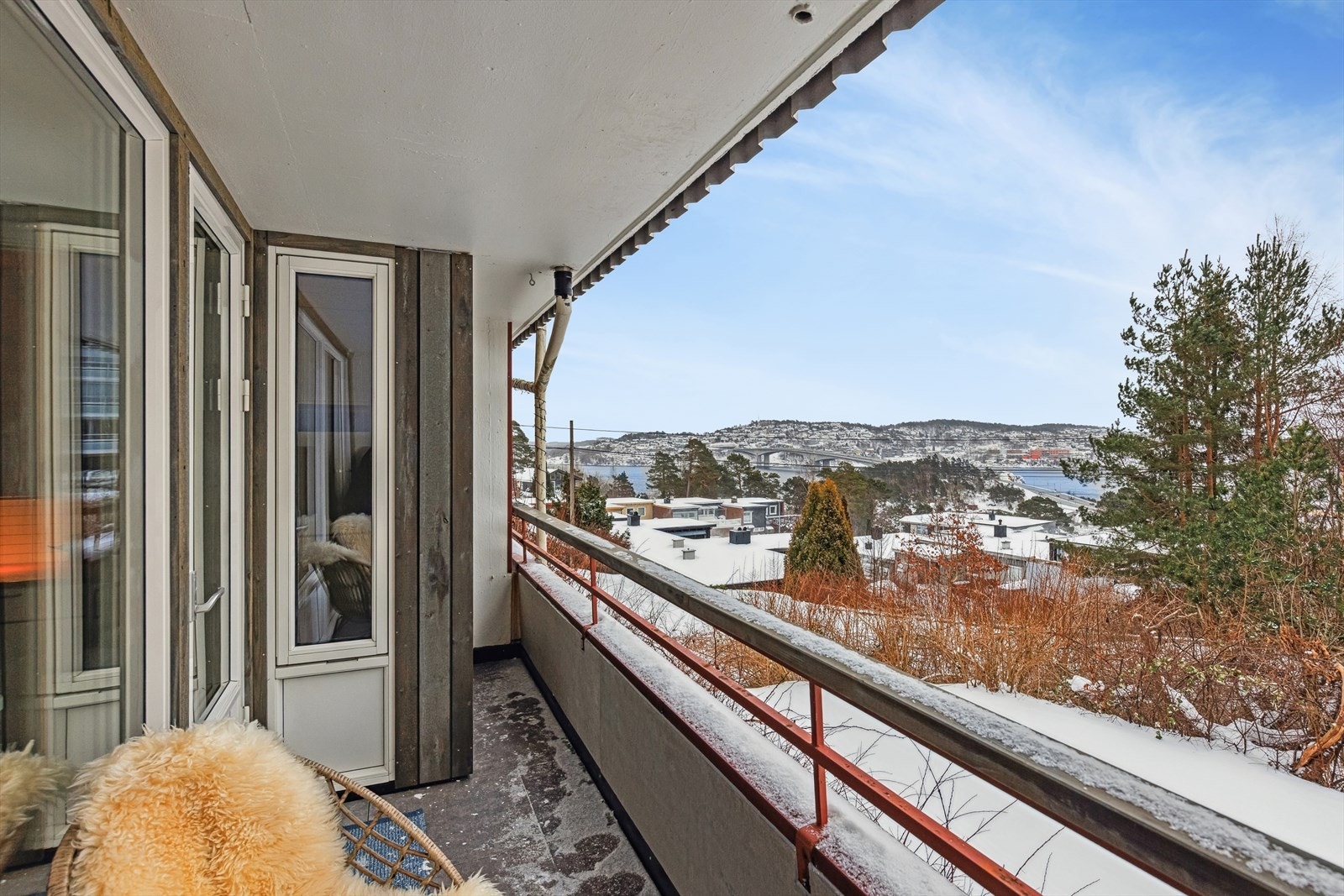 Fra balkongen kan du nyte gode utsiktsforhold. Galleribilde