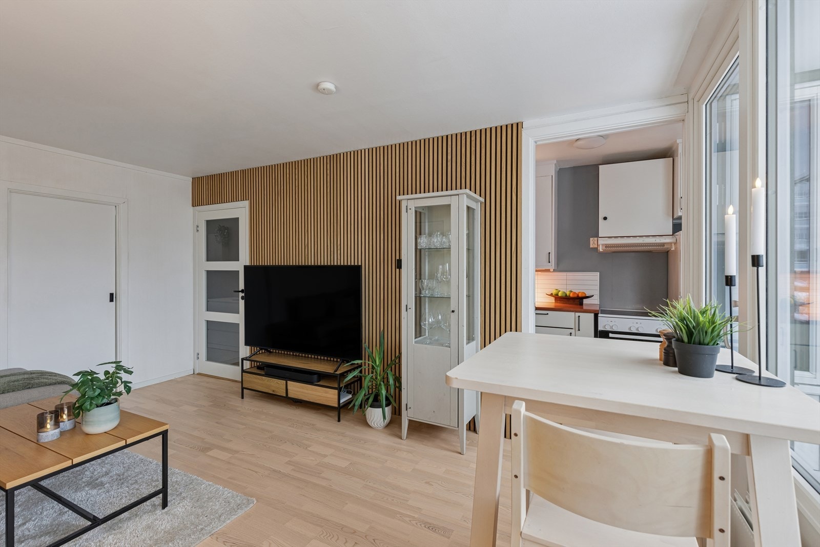 Spisegruppen er praktisk plassert nær kjøkkenet. Galleribilde