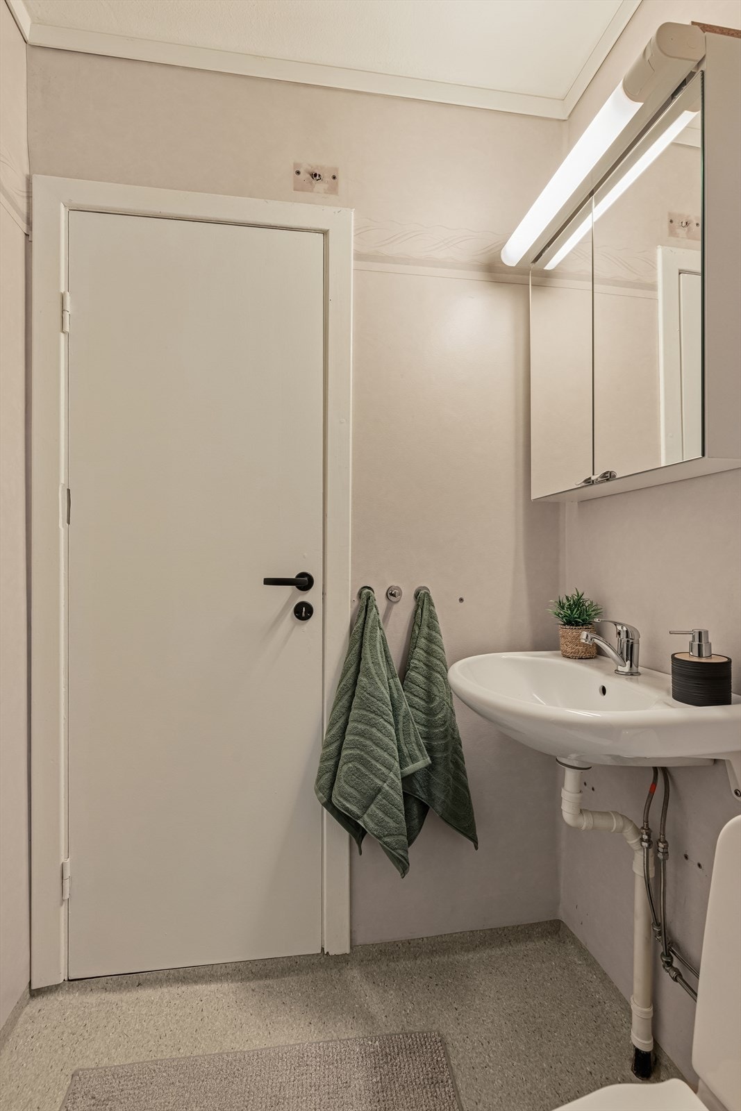 Baderommet har har belegg på gulvet og våtromstapet på veggene. Galleribilde