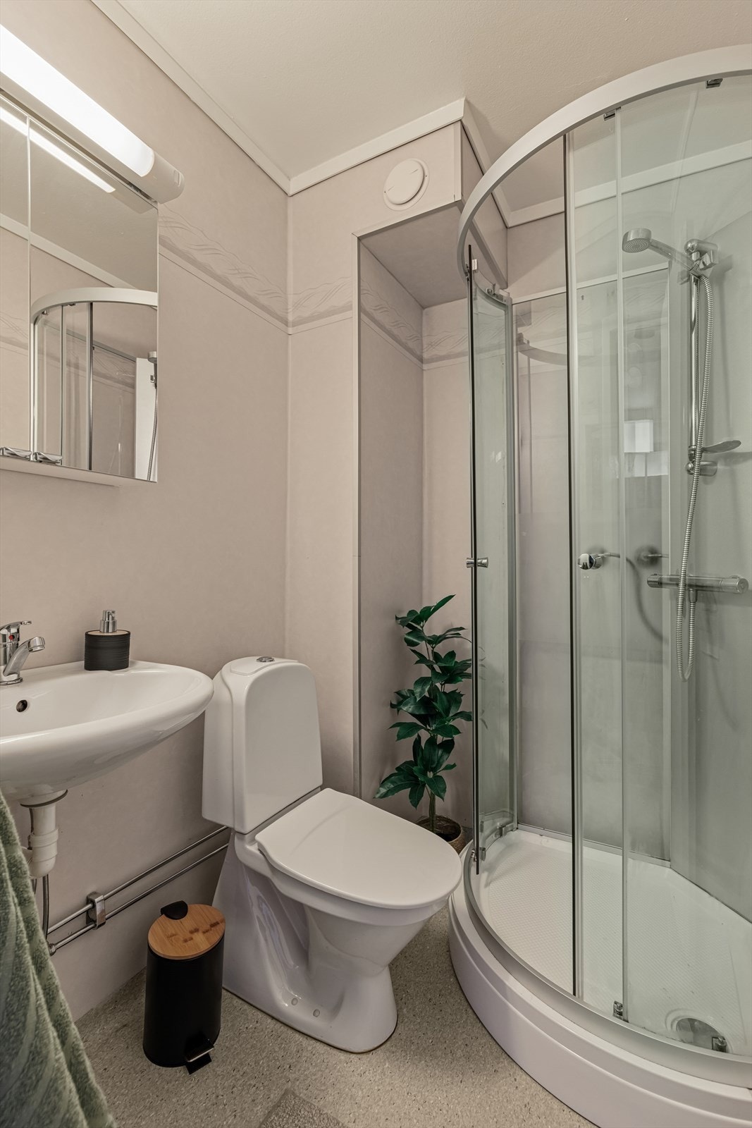 Rommet er innredet med dusjkabinett, toalett, servant, speilskap og belysning. Galleribilde