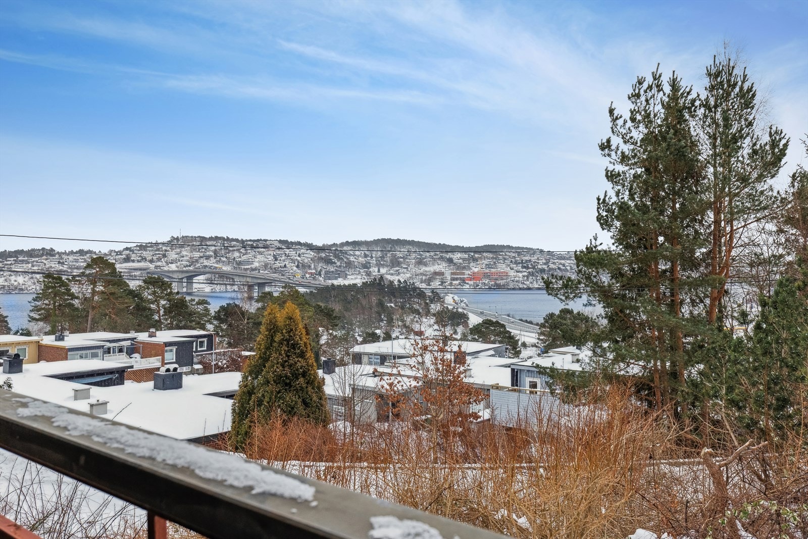 Området byr på gode rekreasjonsmuligheter. Topdalsfjorden ligger i nærheten og tilbyr naturskjønne omgivelser med skogsstier, badeplasser og grønne friarealer, perfekt for gåturer, jogging og familieaktiviteter. Galleribilde