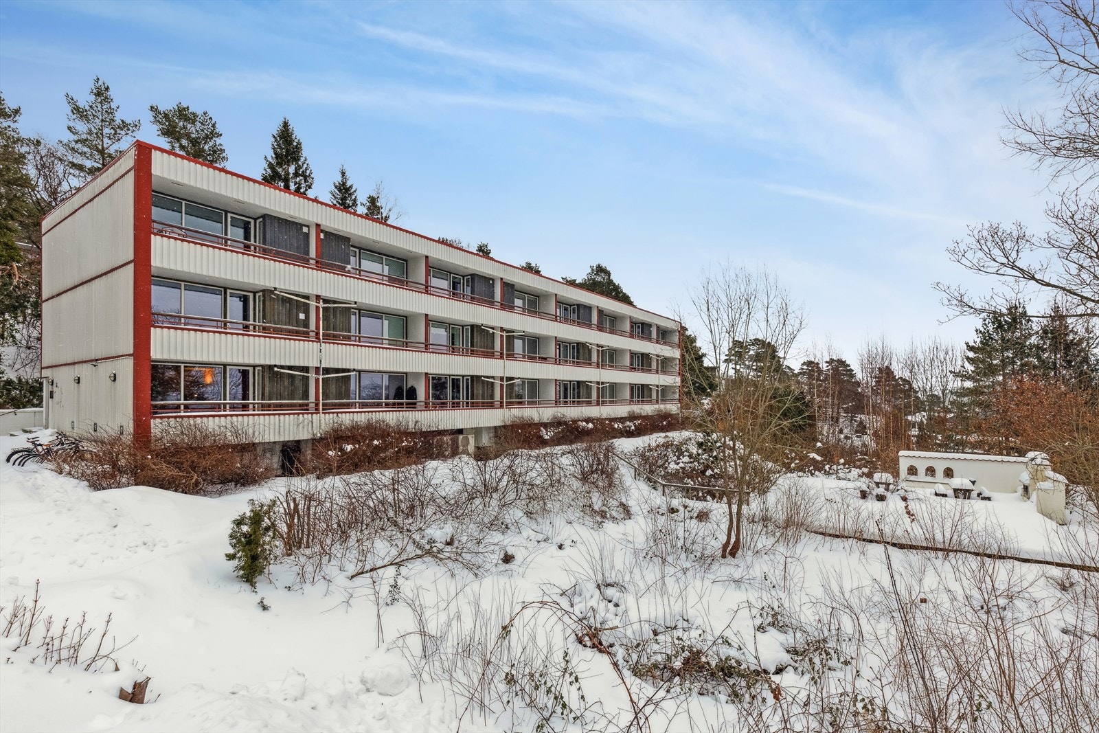 Leiligheten ligger svært attraktivt og rolig til i et veletablert boligområde, kun ca. 4 km øst for Kristiansand sentrum/Kvadraturen. Her bor du med kort avstand til det du trenger i hverdagen. Galleribilde