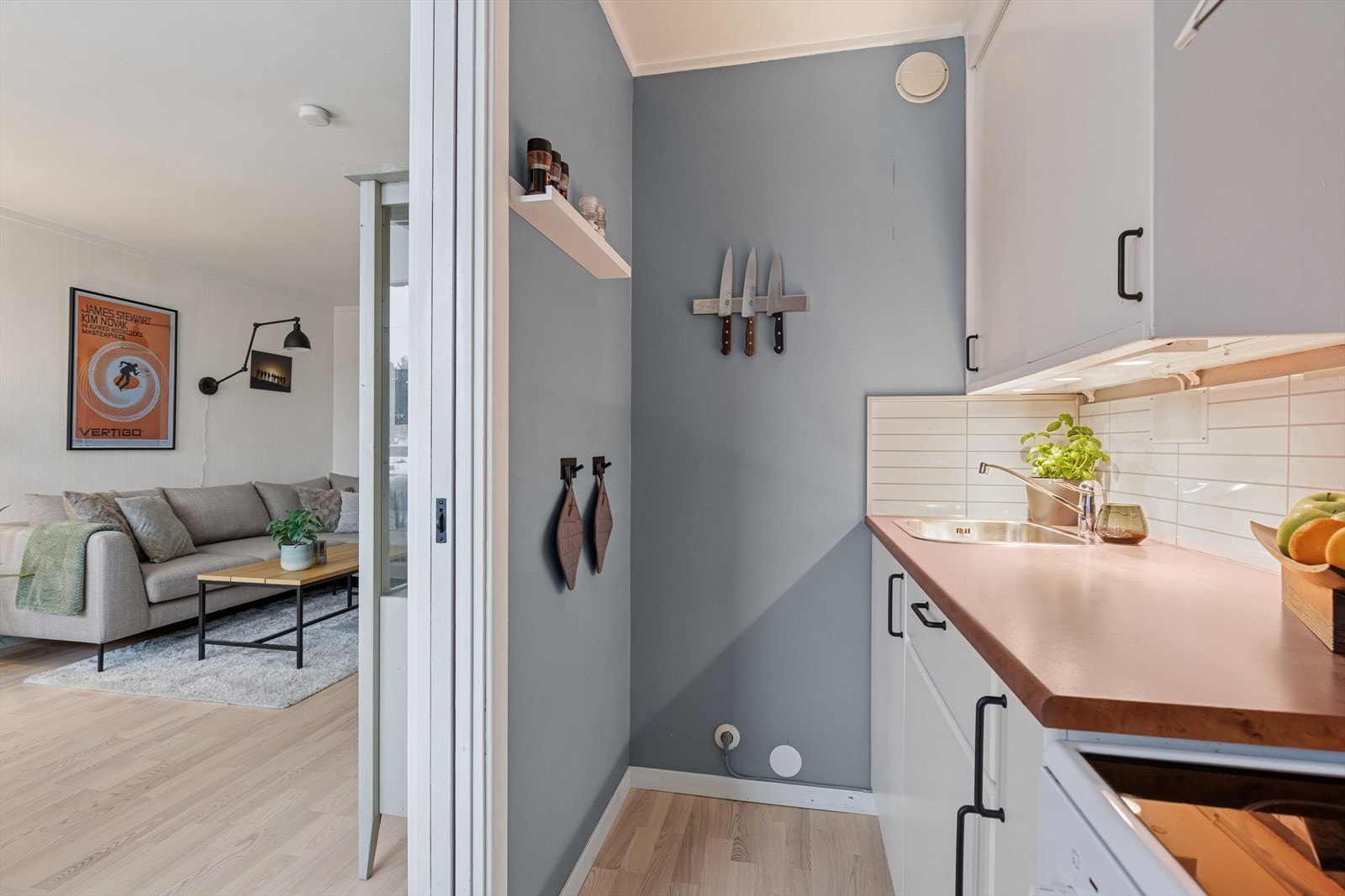 Kjøkkenet har en innredning med hvite glatte fronter og laminert benkeplate. Galleribilde