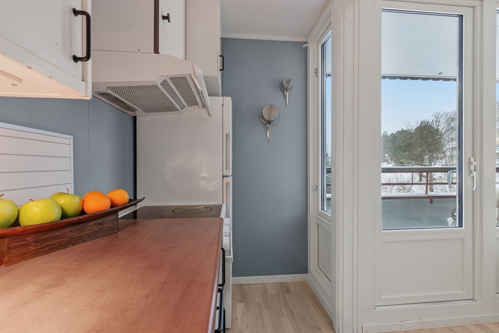 Vinduer på kjøkkenet slipper inn rikelig med naturlig lys. Galleribilde