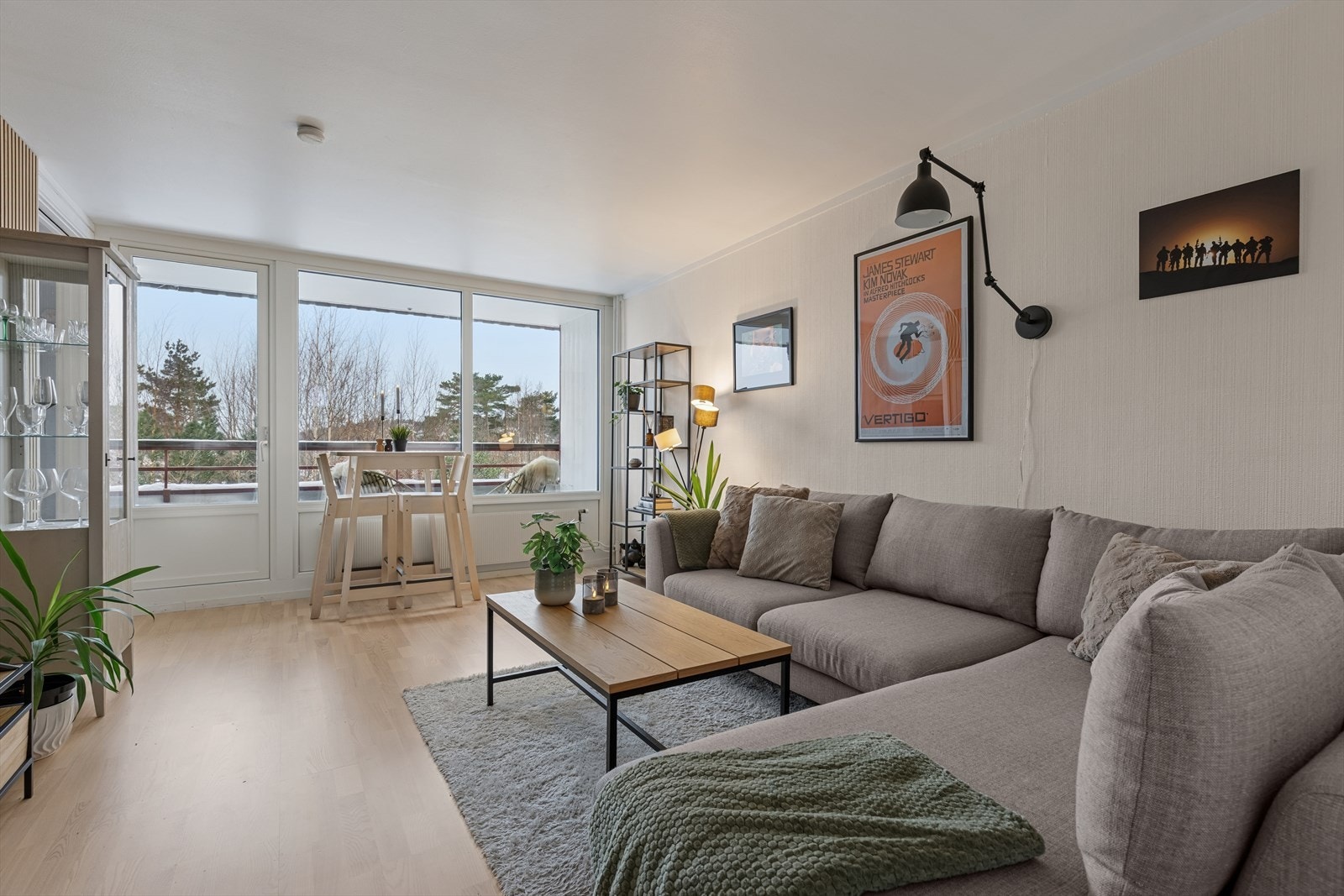 Stuen har store vindusflater som slipper inn rikelig med dagslys og skaper en lys og luftig atmosfære. Galleribilde