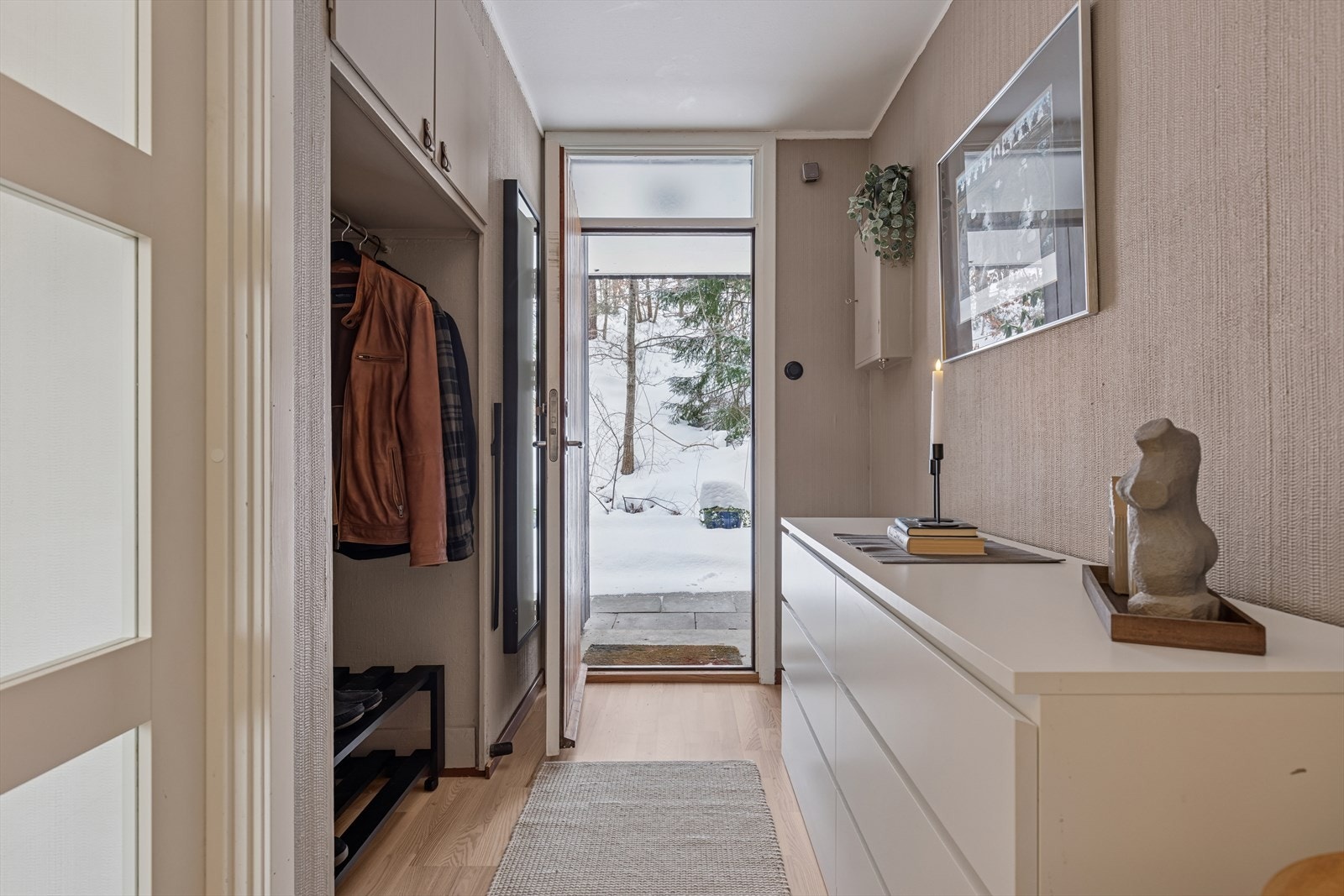 Entreen som ønsker deg velkommen inn har god plass til oppbevaring av yttertøy og sko. Galleribilde
