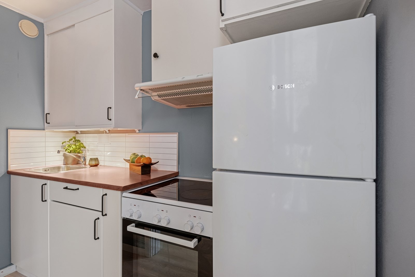 Her får du plass til frittstående komfyr og kjøleskap. Galleribilde