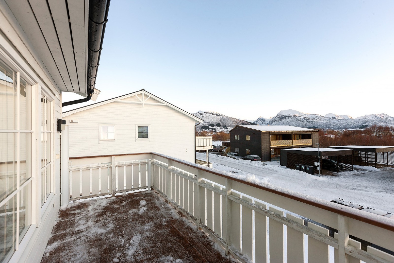 Romslig østvendt veranda hvor du kan nyte solrike dager. Galleribilde