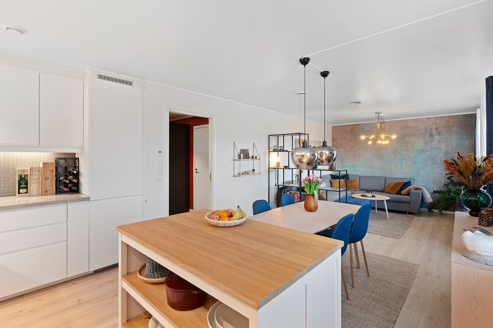 Leiligheten er utført i åpen stue-og kjøkkenløsning som gir en god romfølelse. Galleribilde