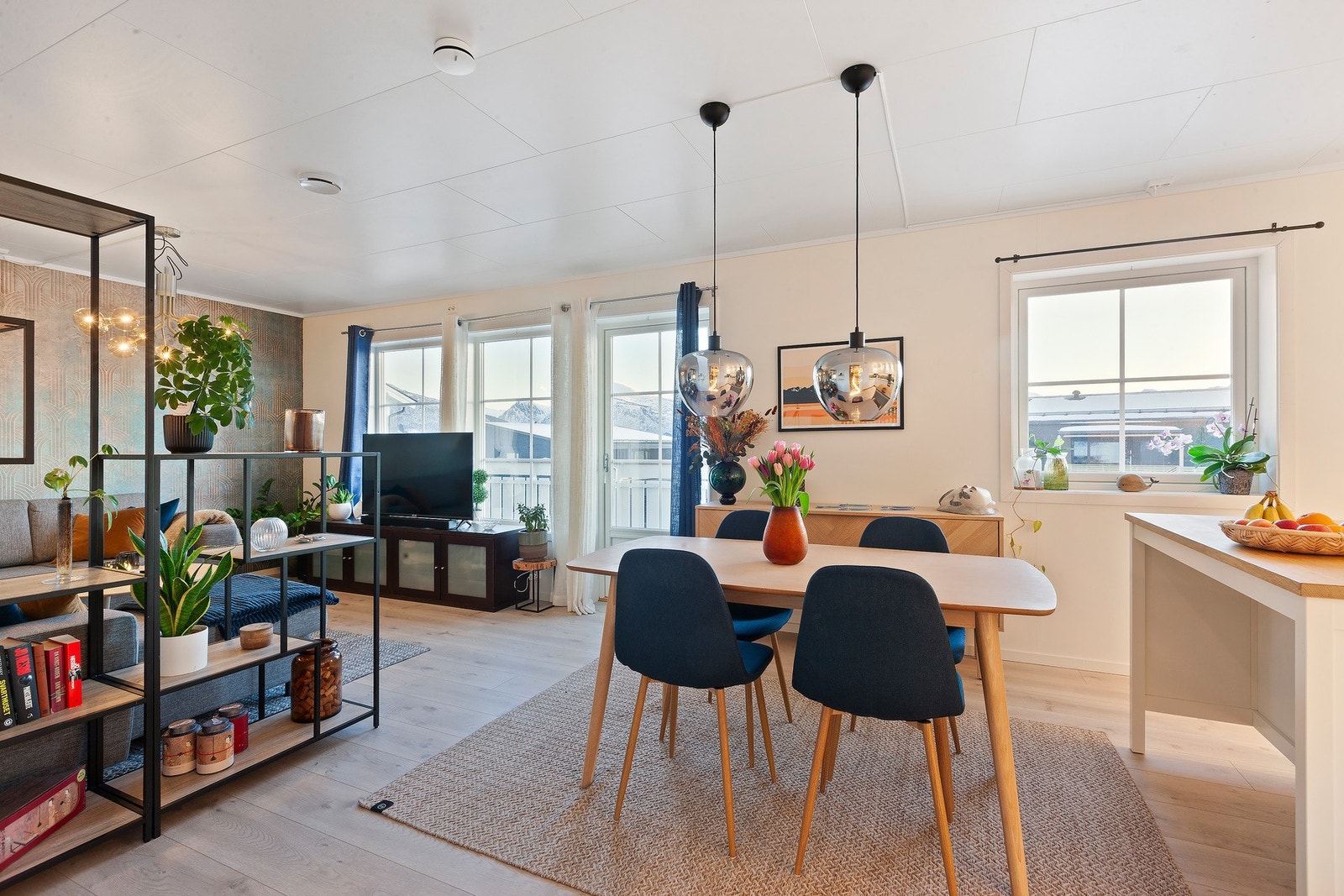 Gode møbleringsmuligheter og store vindusflater gir rommet rikelig med lys. Galleribilde