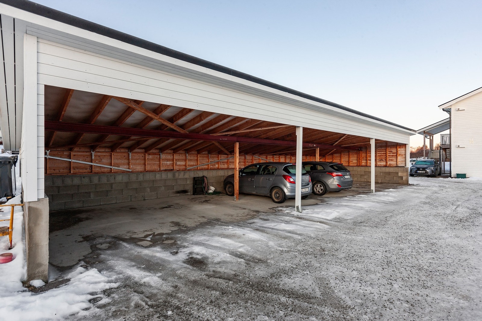 Det medfølger 2 parkeringsplasser med leiligheten. En i carport, og en på felles gårdsplass. Galleribilde