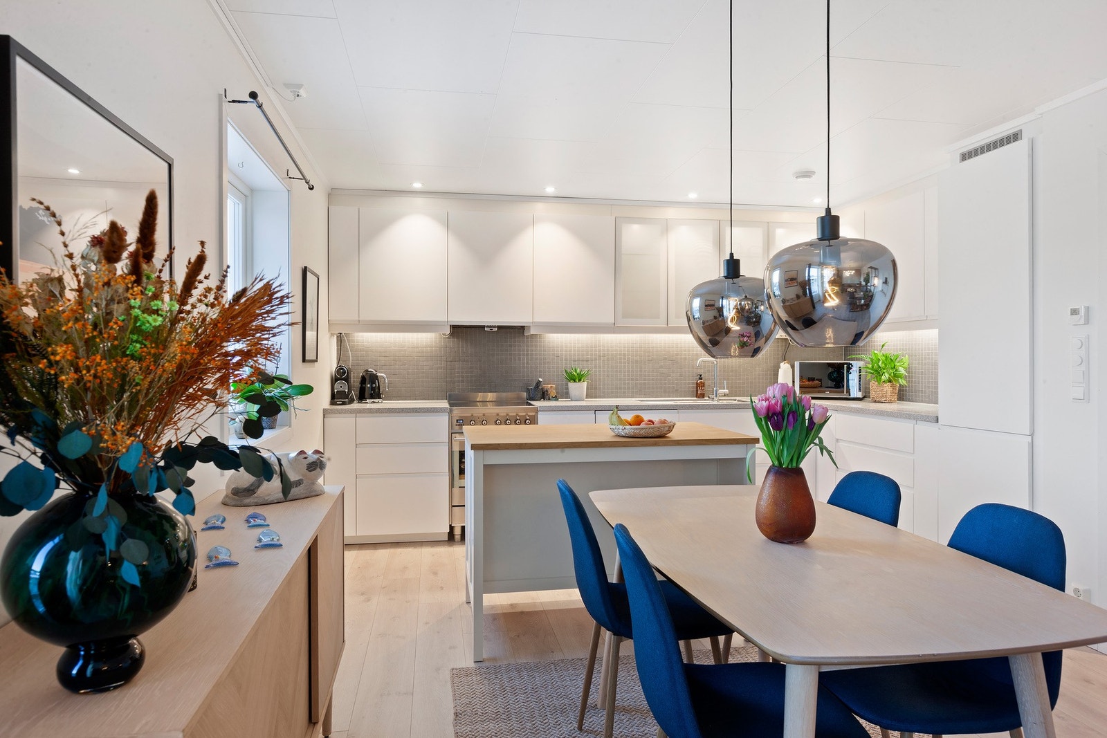 Leiligheten har god og lun varme gjennom vannbåren varme i alle rom foruten soverom og bod. Galleribilde