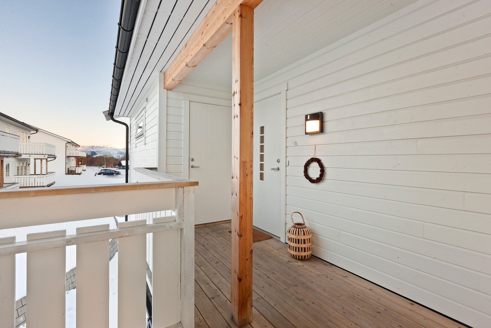 På utsiden er det også praktisk utebod ved inngangsdør. Galleribilde