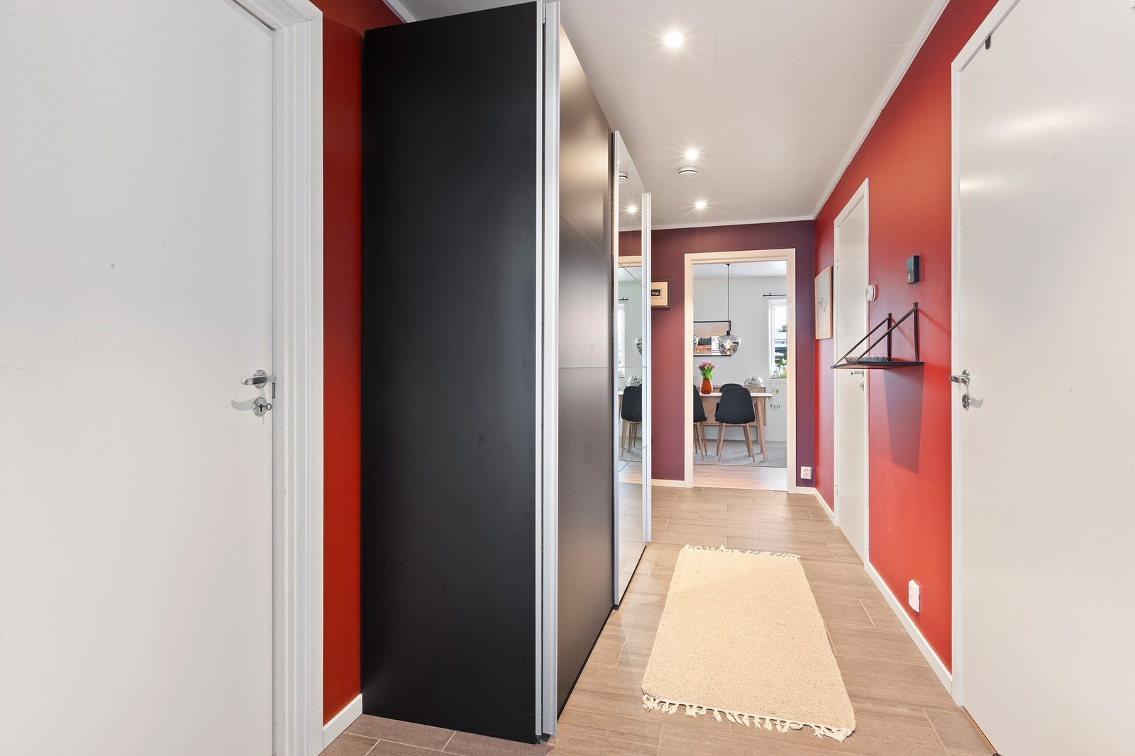 Velkommen inn! Romslig gang med flislagt gulv og rikelig med plass til å henge fra seg. Galleribilde