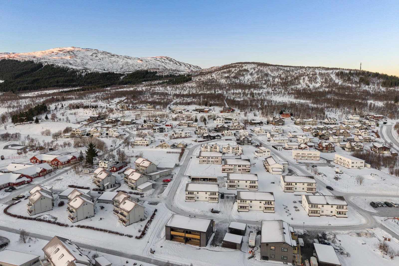 Herfra har du gangavstand til det aller meste av fasiliteter og flotte turmuligheter sommer som vinter like ved. Galleribilde