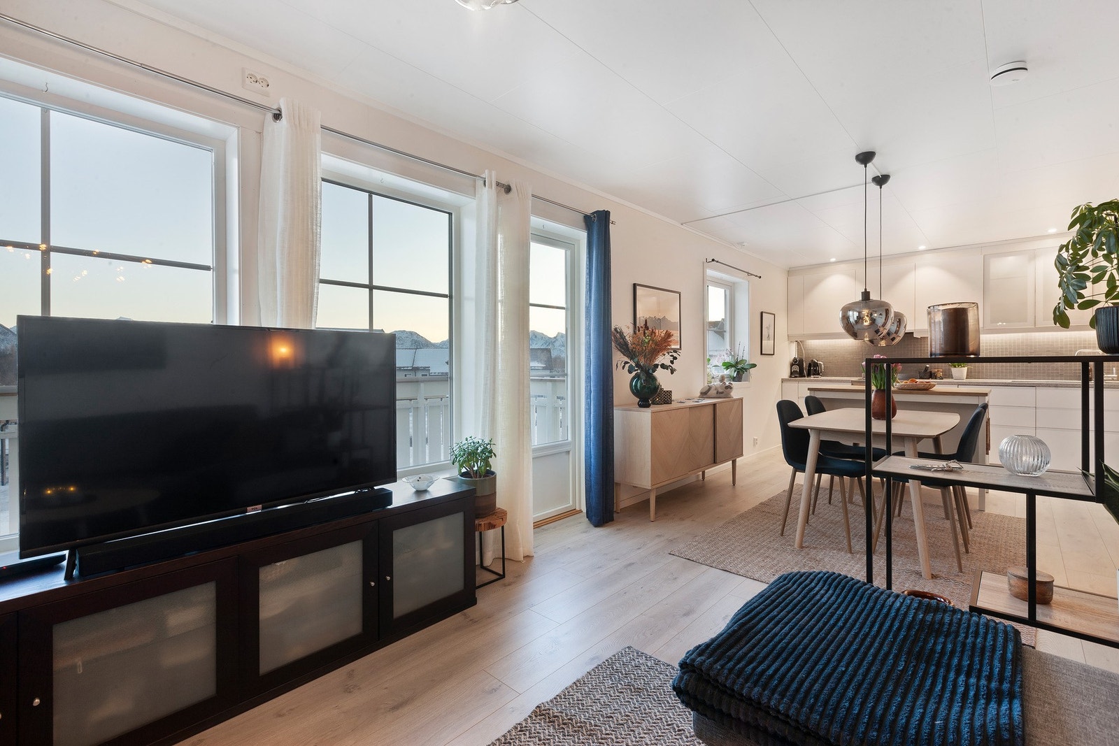 Her kan du nyte utsikt mot fjellrekkene på Hinnøya rett fra sofakroken. Galleribilde