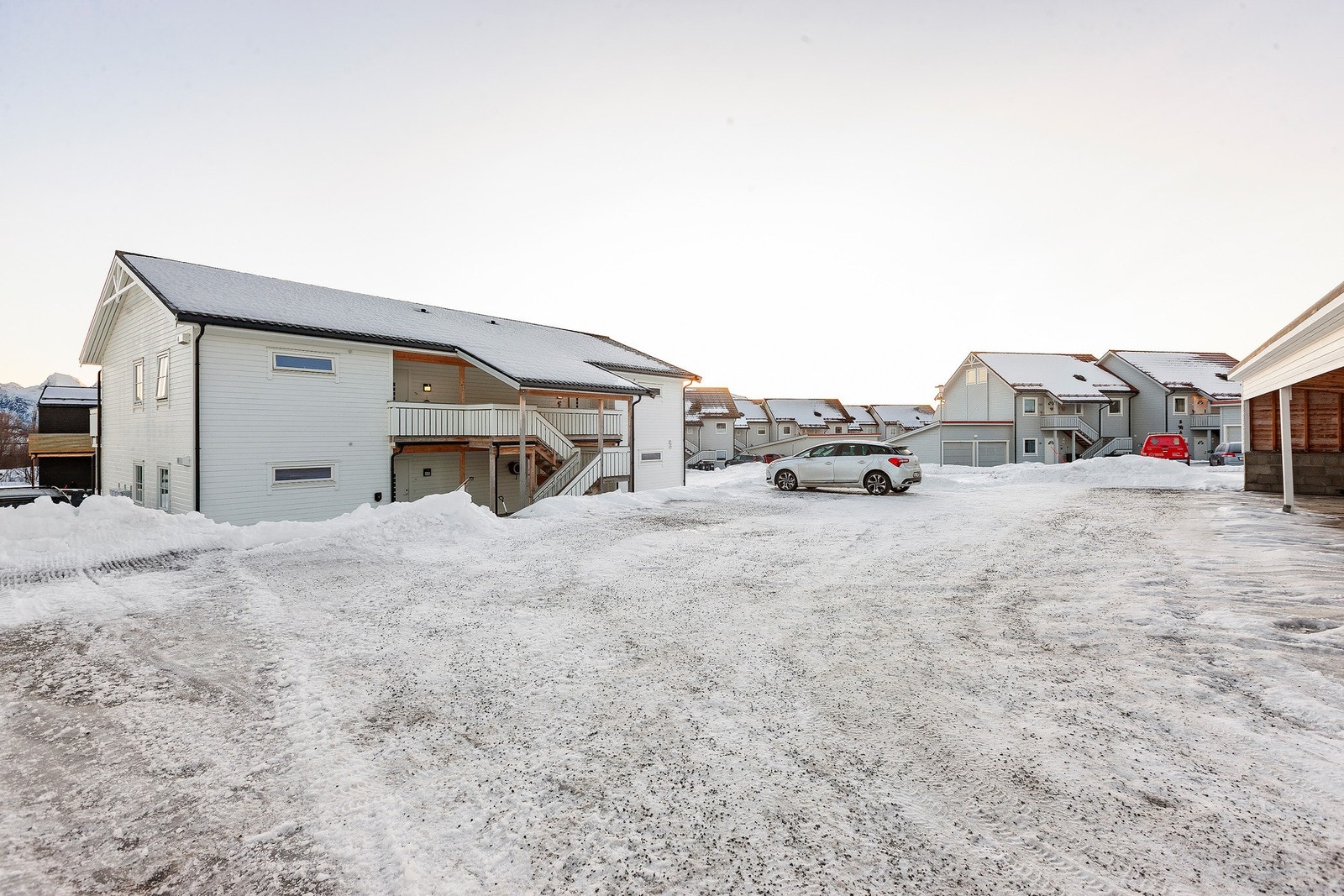 Sameiet har felles asfaltert gårdsplass. Galleribilde