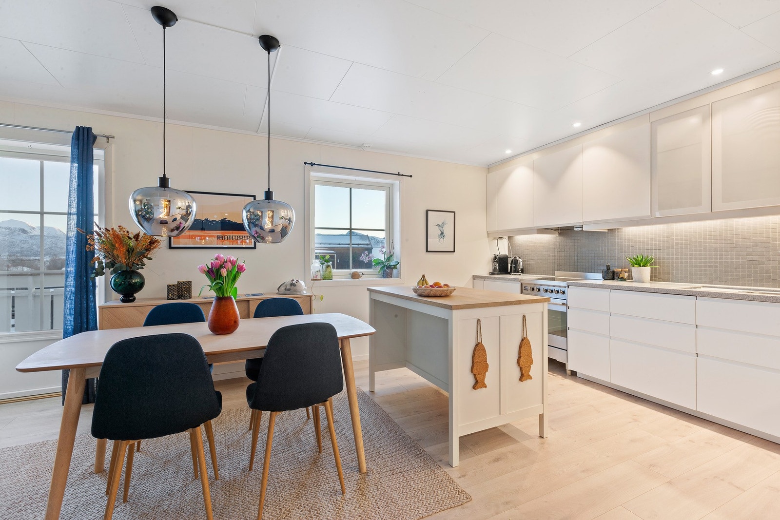 Fin belysning med spotter og taklamper over spisebord. Galleribilde