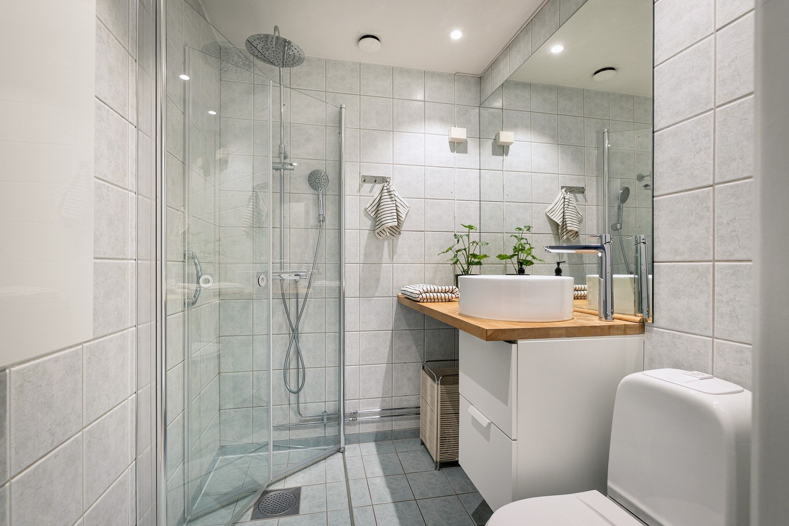 Badet er rehabilitert i 2000, i borettslagets regi. Her er elektrisk gulvvarme. Galleribilde